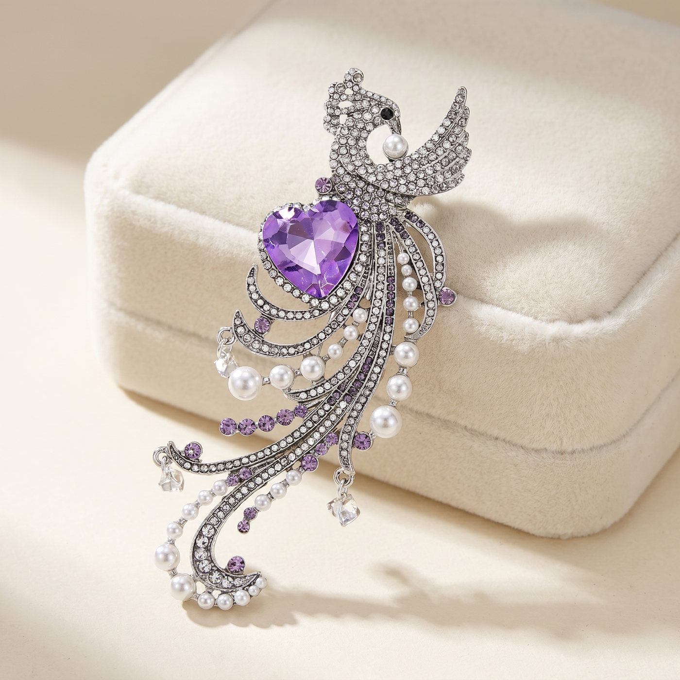 Broche Oiseau en cristal, bijou vintage Alyvoa tenue à la main