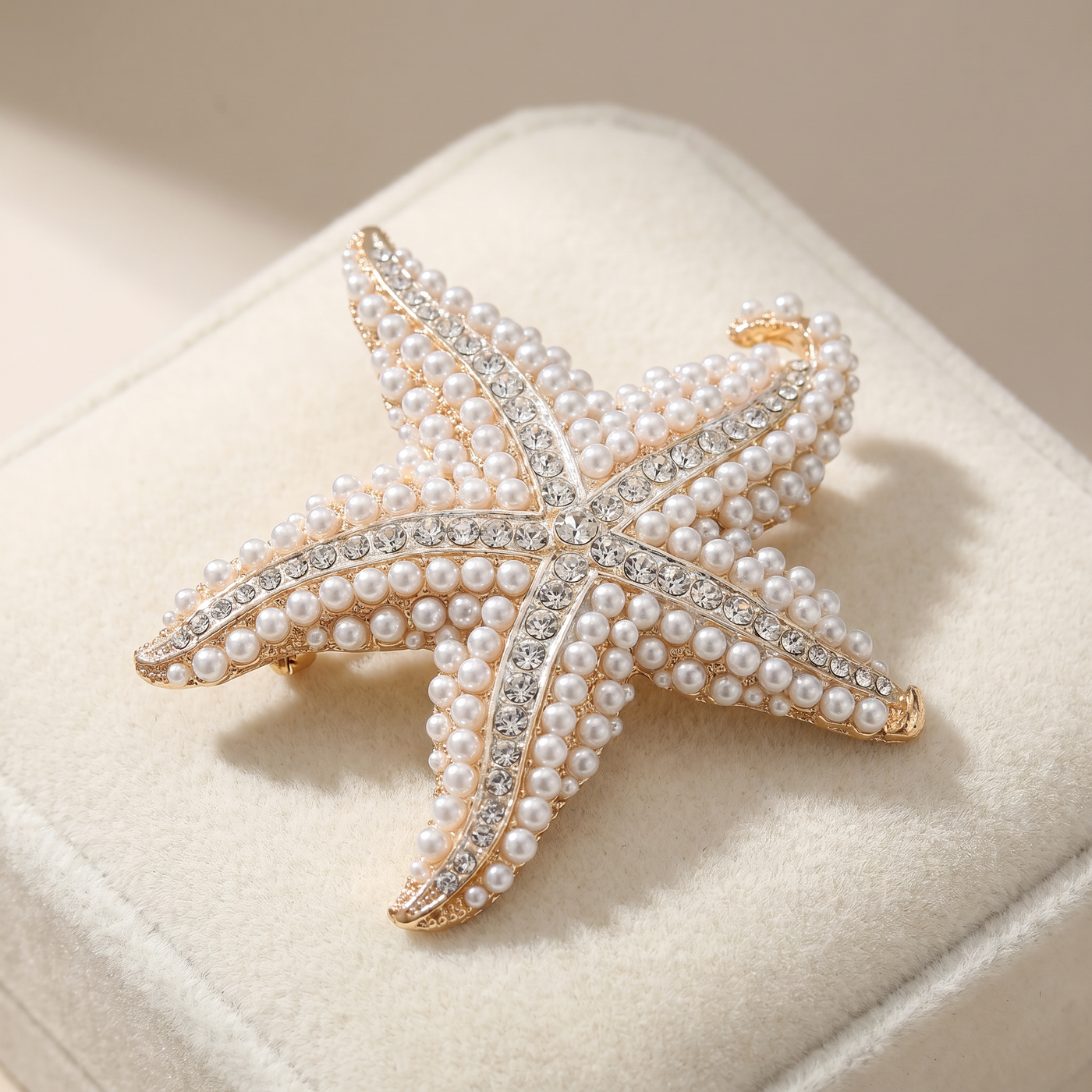 Broche Étoile de Mer en perles & cristal, bijou vintage Alyvoa tenue à la main