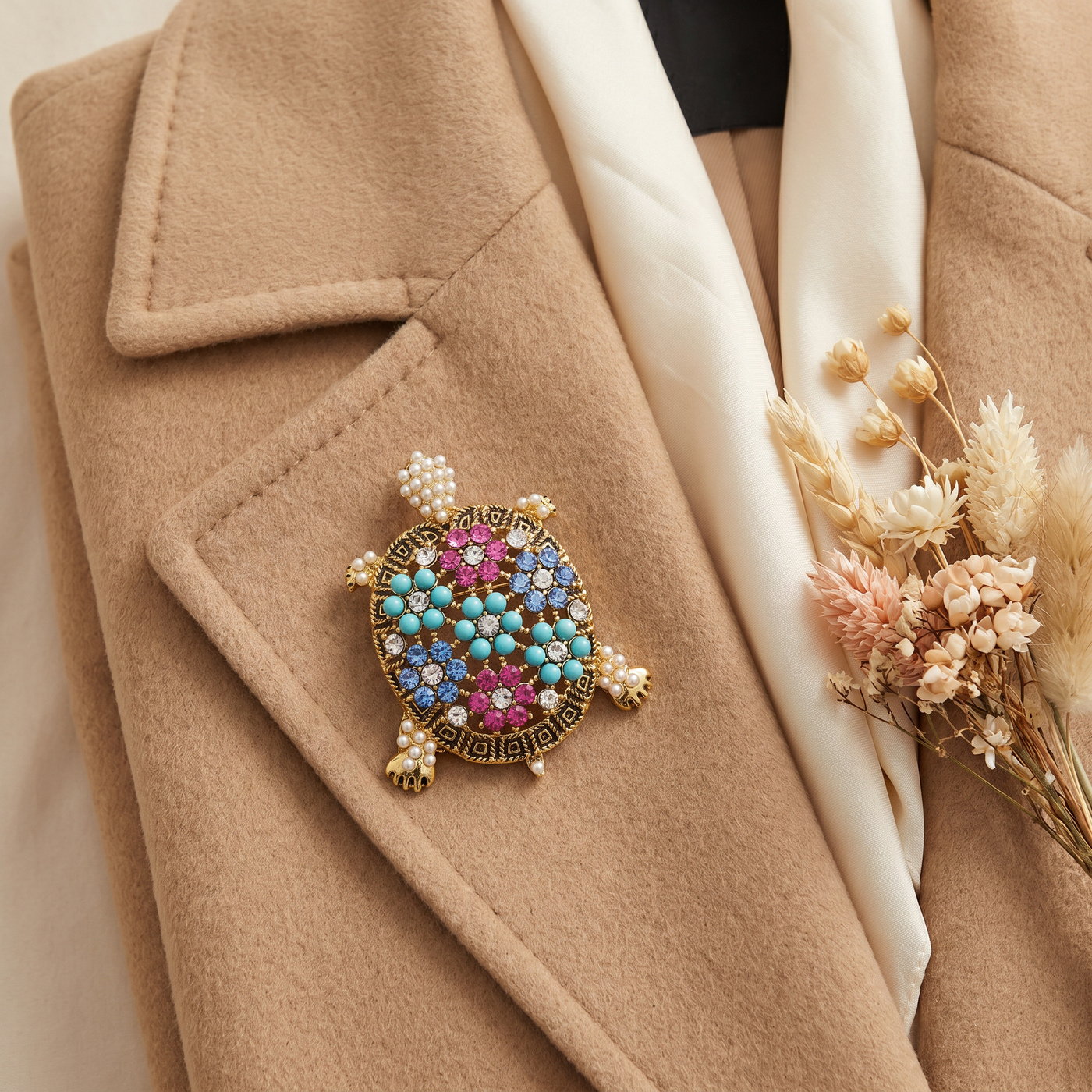 Broche Tortue en cristal, bijou vintage Alyvoa portée sur un revers