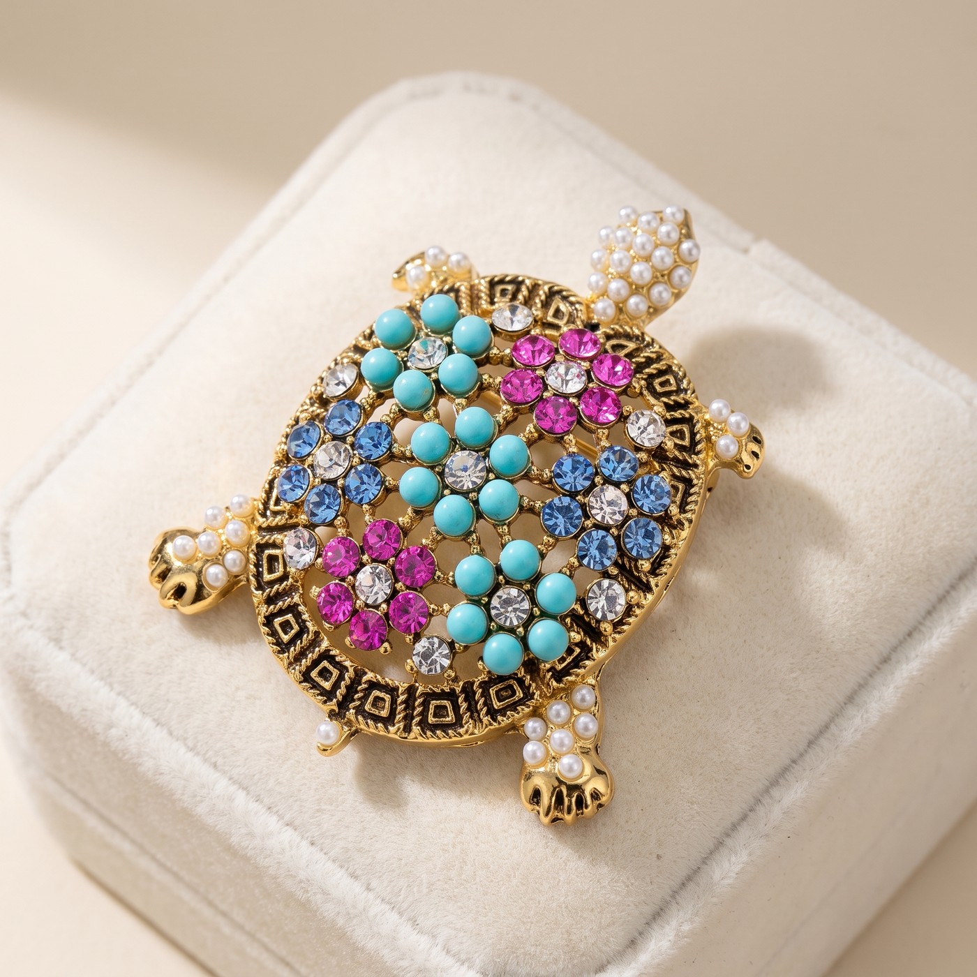 Broche Tortue en cristal, bijou vintage Alyvoa tenue à la main