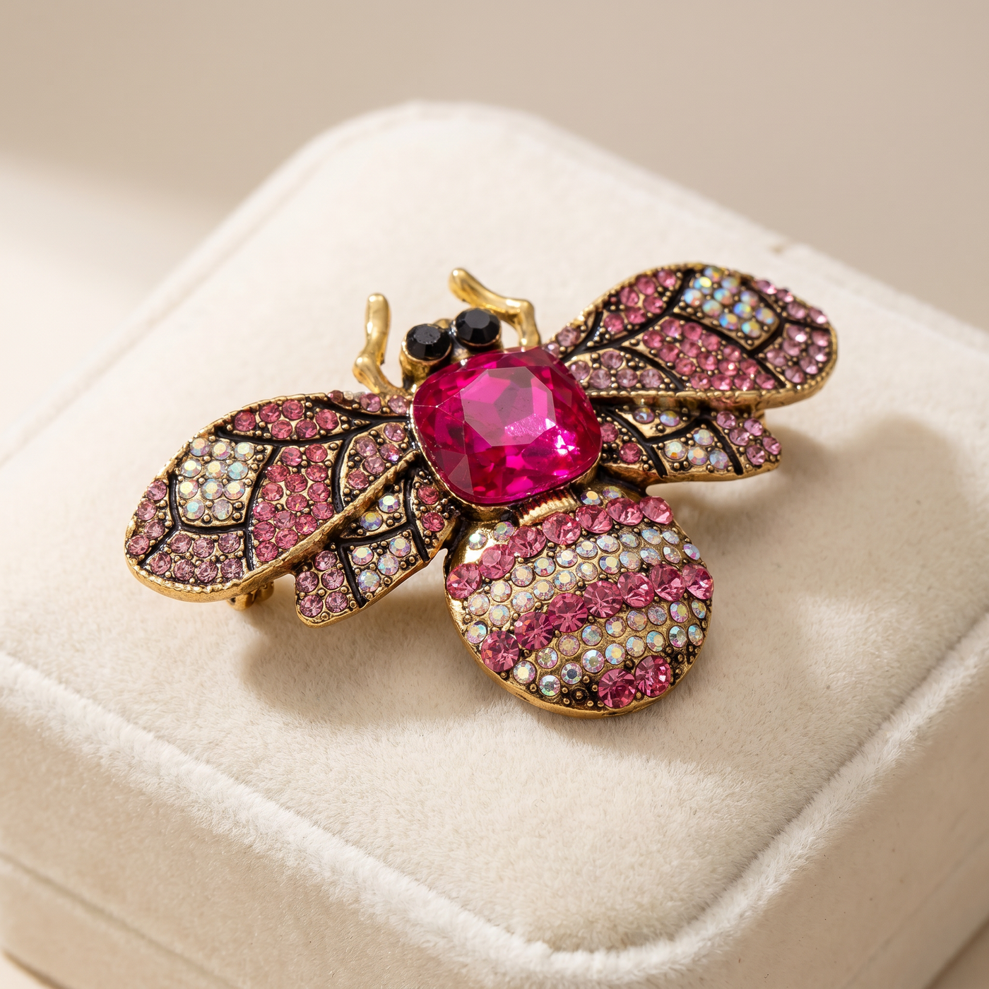 Broche Abeille en cristal, bijou vintage Alyvoa présentée sur un coussin · Rose