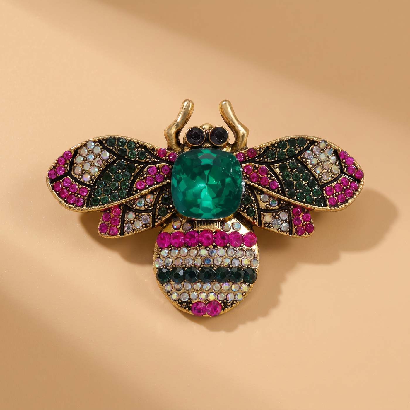 Broche Abeille en cristal, bijou vintage Alyvoa portée sur un revers · Vert