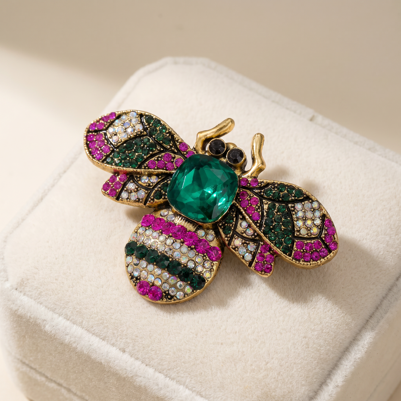 Broche Abeille en cristal, bijou vintage Alyvoa vue en gros plan · Vert