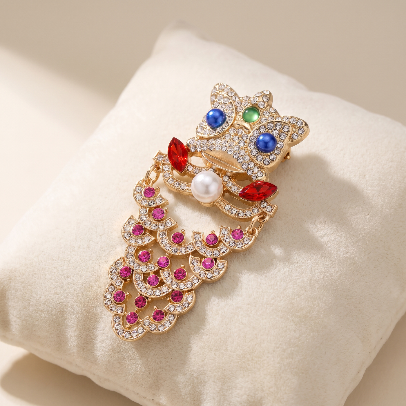 Broche Lion en cristal, bijou vintage Alyvoa tenue à la main