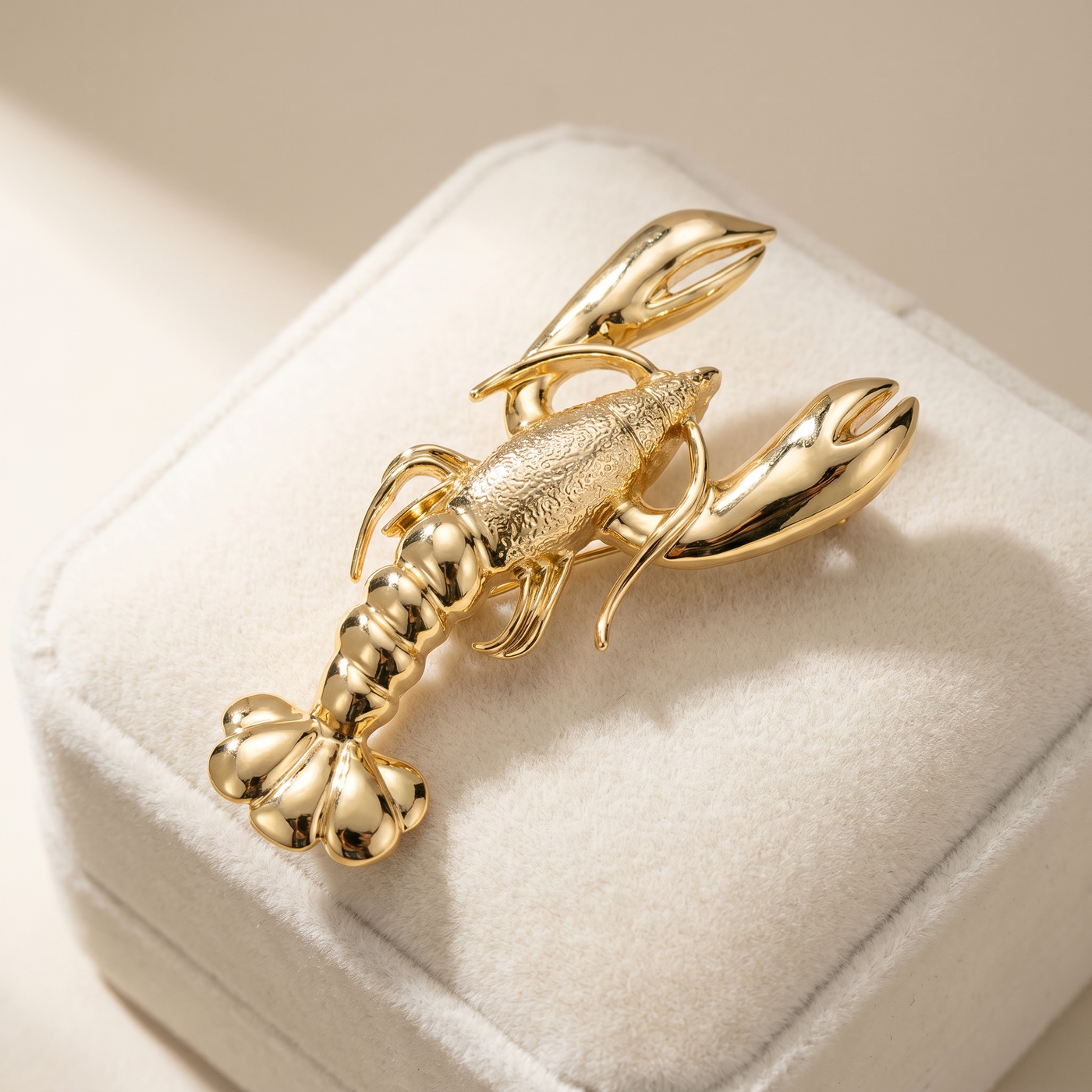 Broche Homard en acier, bijou vintage Alyvoa présentée sur un coussin · Doré