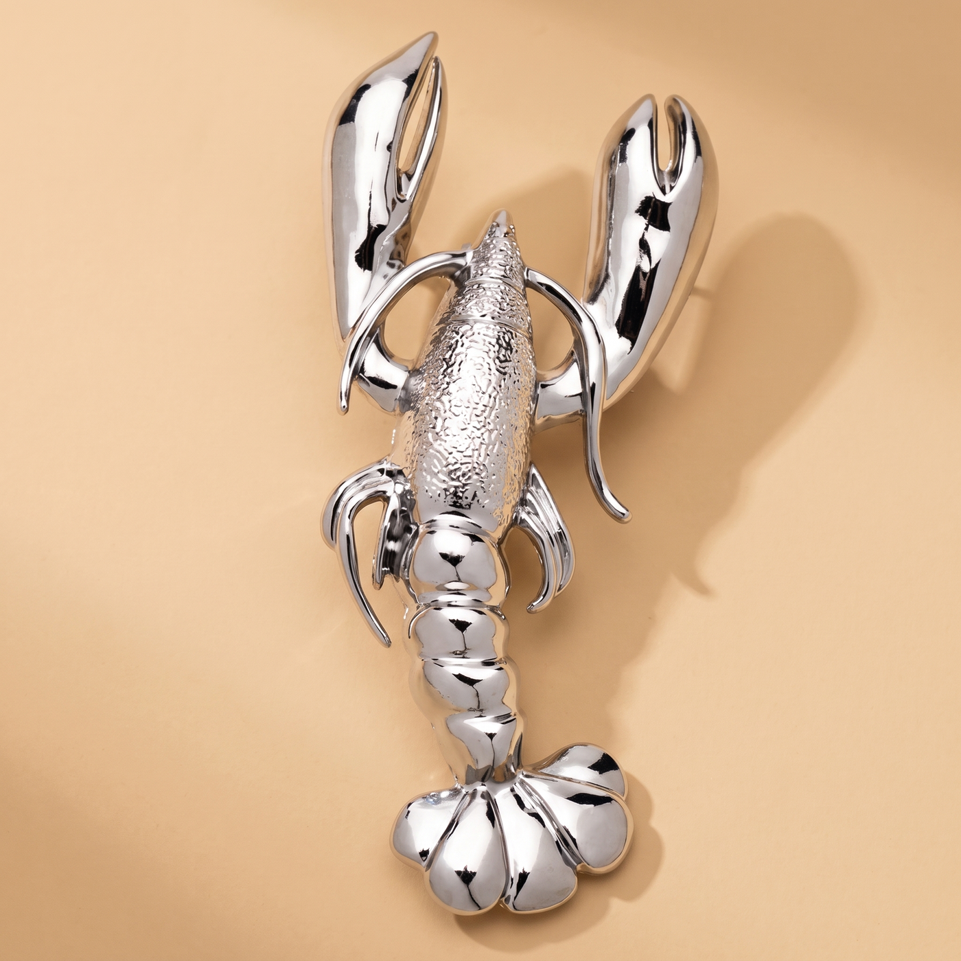 Broche Homard en acier, bijou vintage Alyvoa portée sur un revers · Argenté