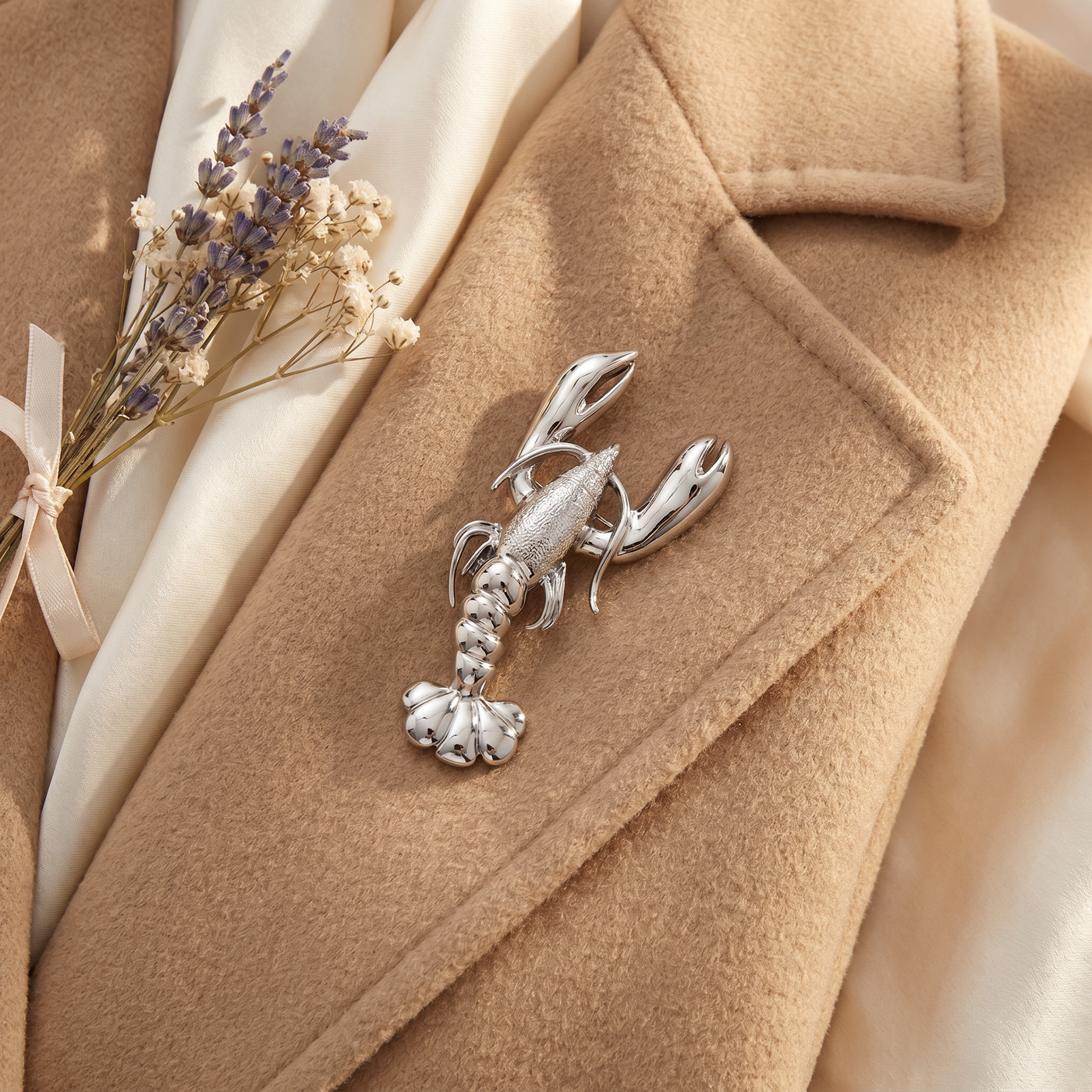 Broche Homard en acier, bijou vintage Alyvoa en situation · Argenté