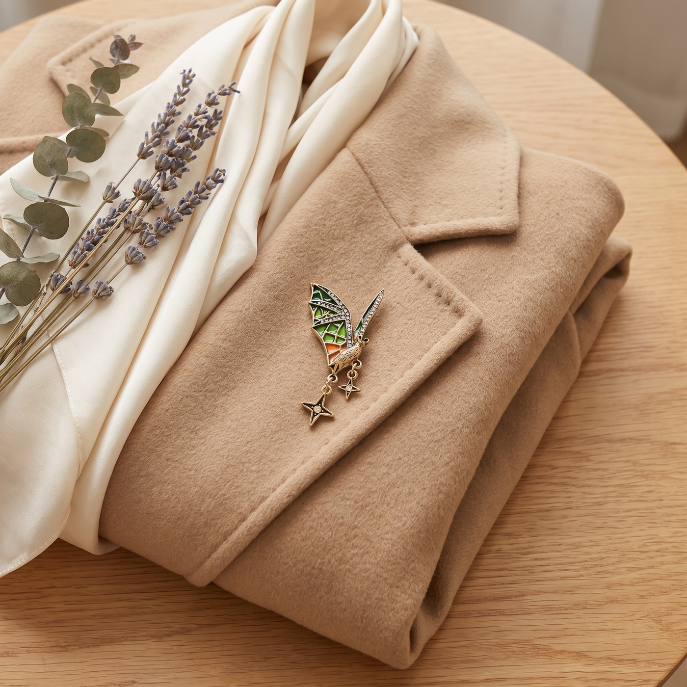 Broche Chauve-souris en émail, bijou vintage Alyvoa tenue à la main · Vert