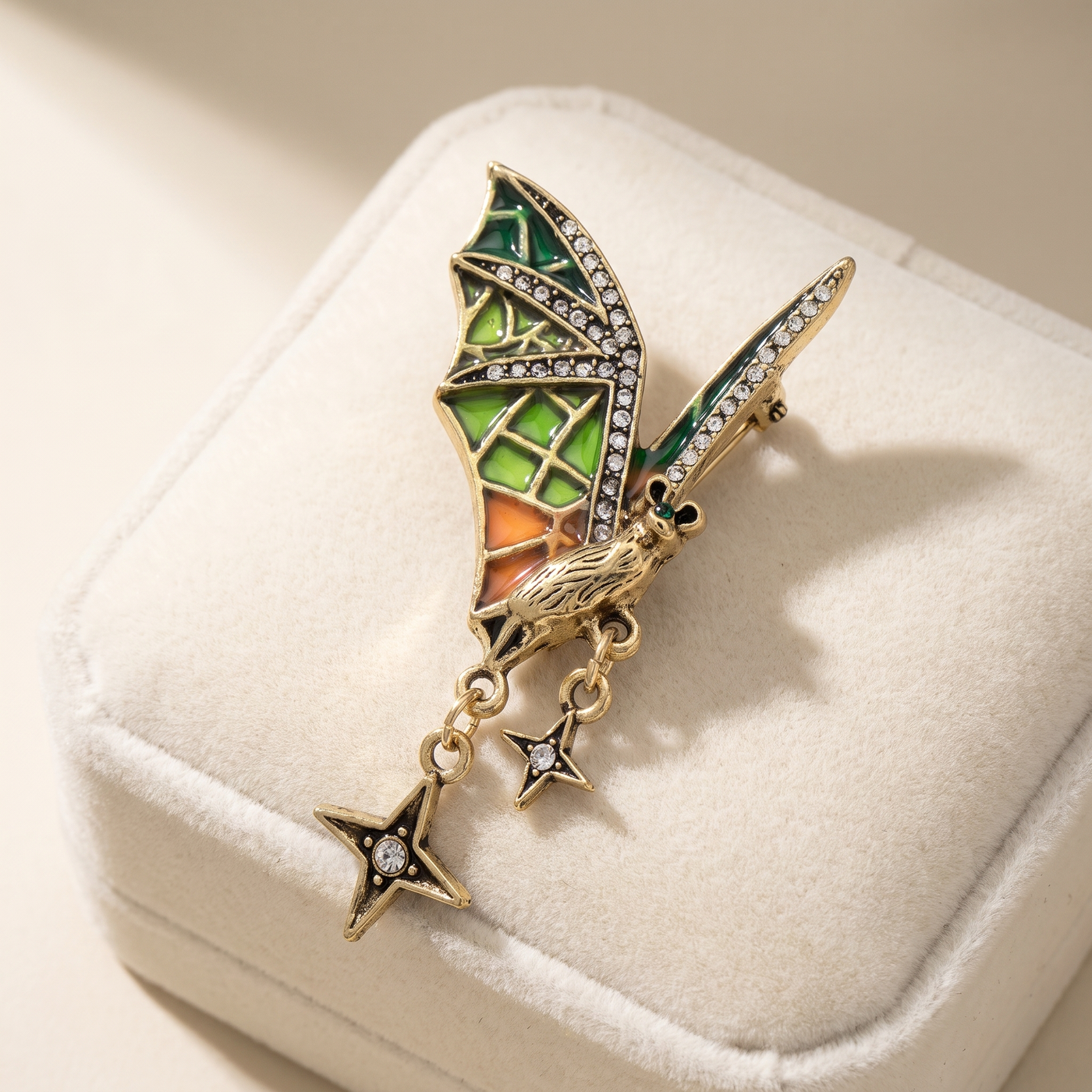 Broche Chauve-souris en émail, bijou vintage Alyvoa présentée sur un coussin · Vert