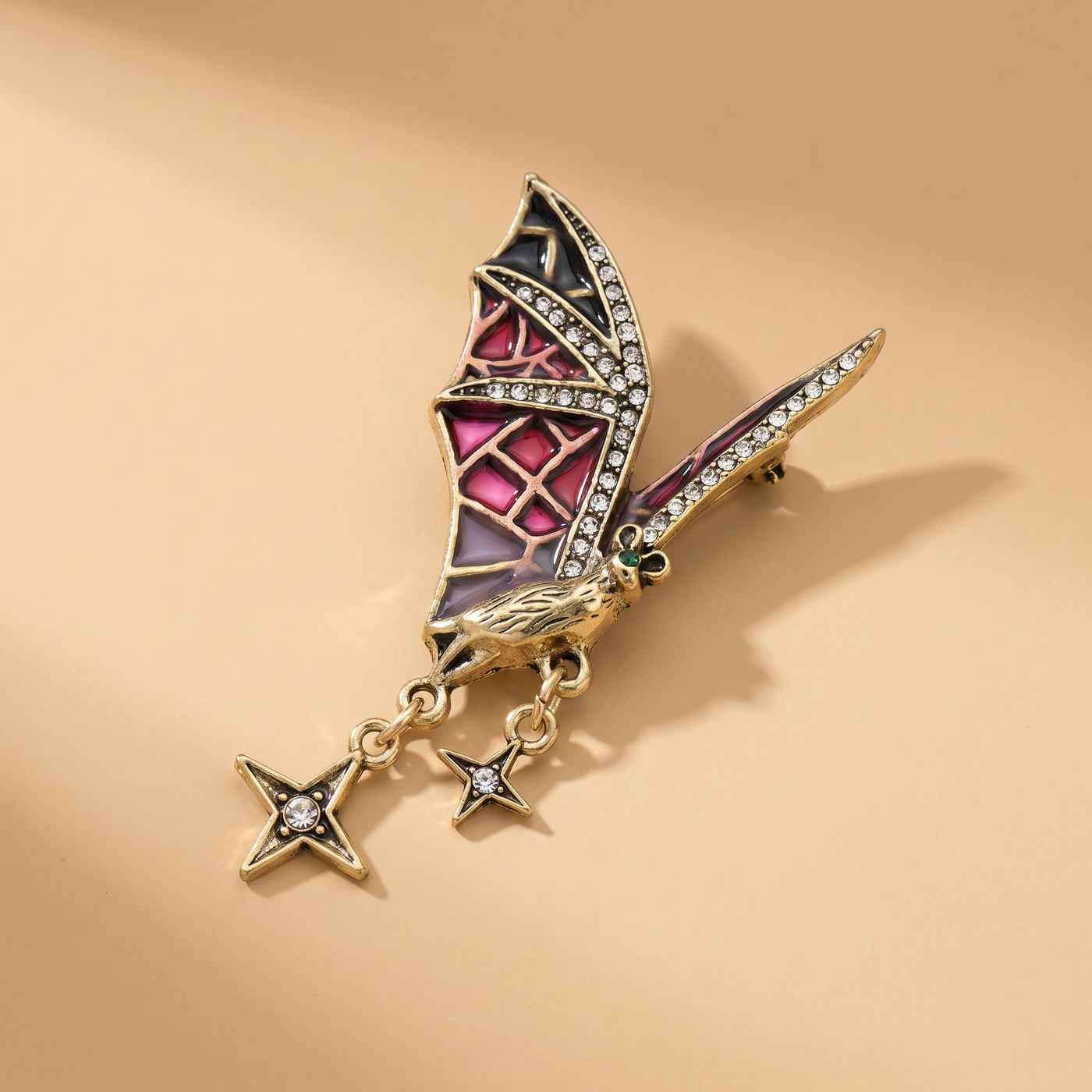 Broche Chauve-souris en émail, bijou vintage Alyvoa portée sur un revers · Rouge