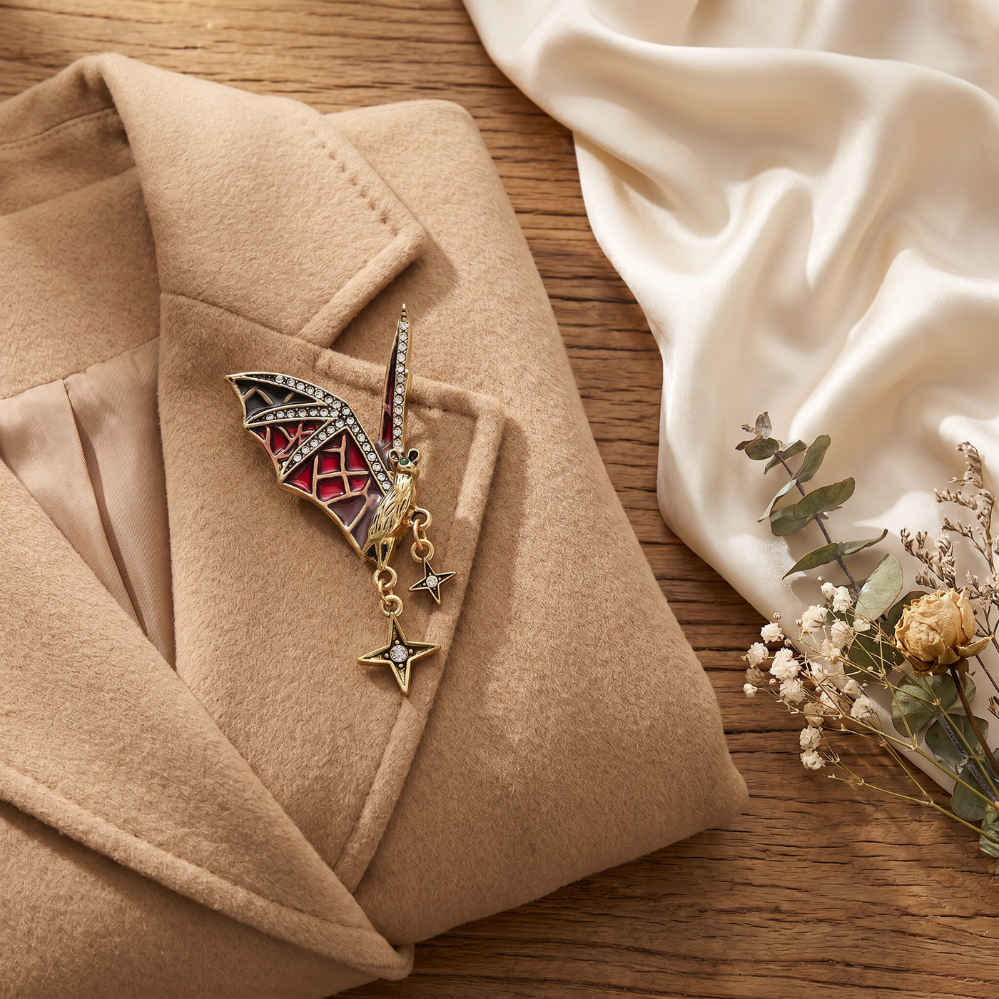 Broche Chauve-souris en émail, bijou vintage Alyvoa en situation · Rouge