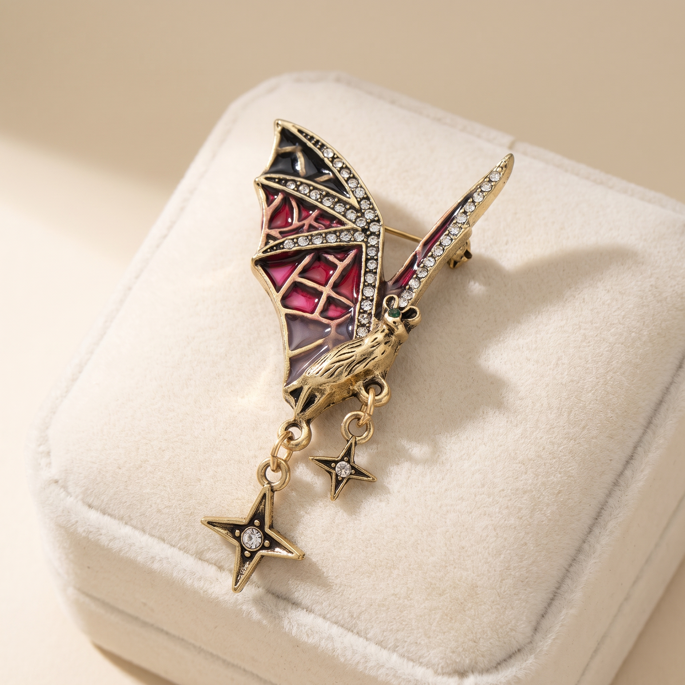 Broche Chauve-souris en émail, bijou vintage Alyvoa vue en gros plan · Rouge