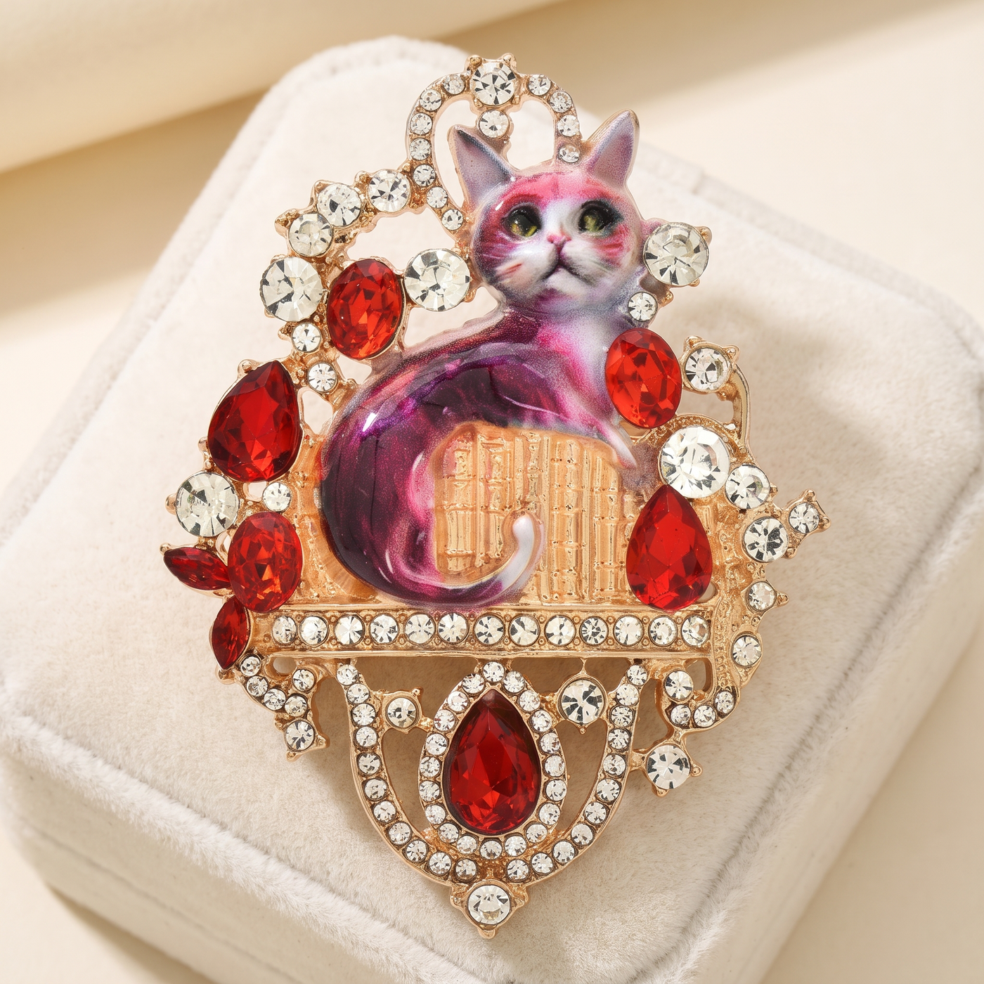Broche Chat en cristal, bijou vintage Alyvoa tenue à la main · Rouge
