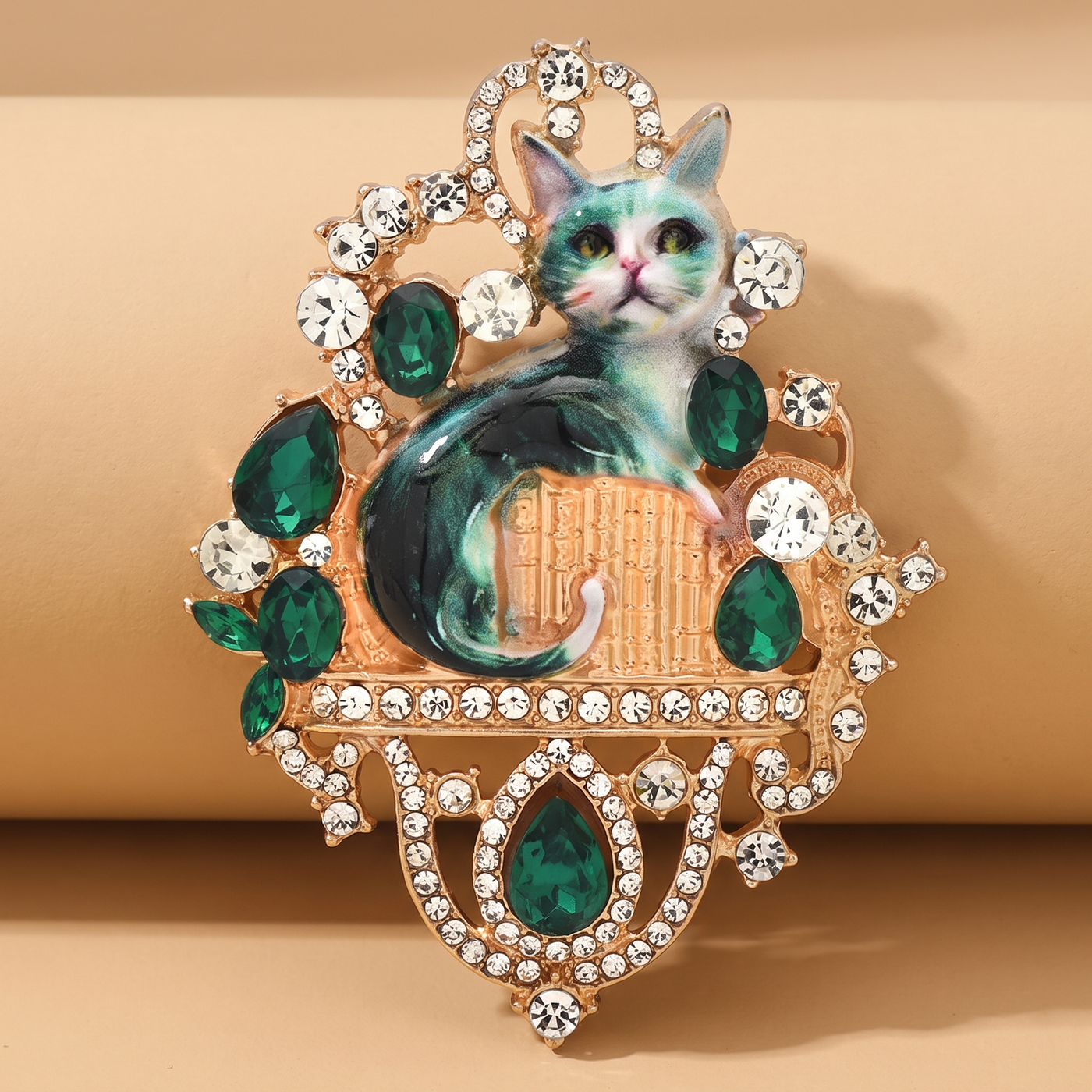 Broche Chat en cristal, bijou vintage Alyvoa portée sur un revers · Vert