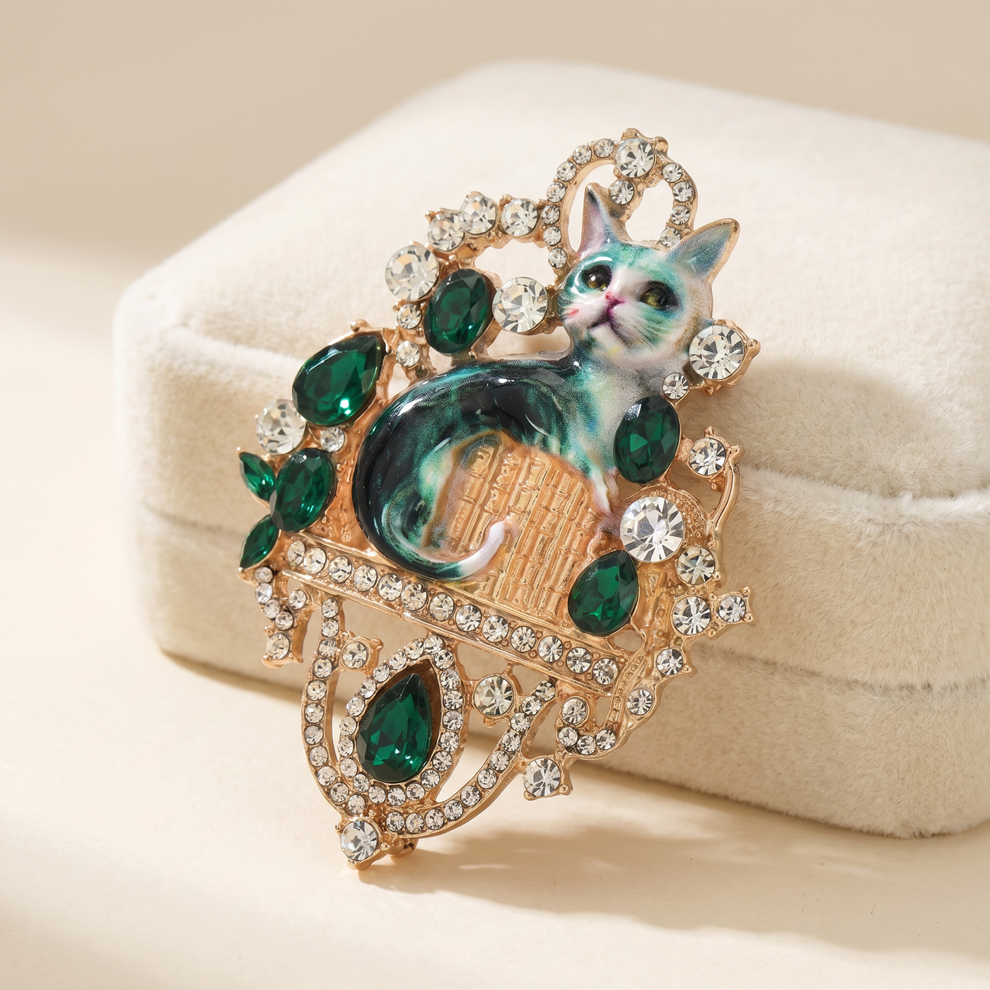 Broche Chat en cristal, bijou vintage Alyvoa en situation · Vert