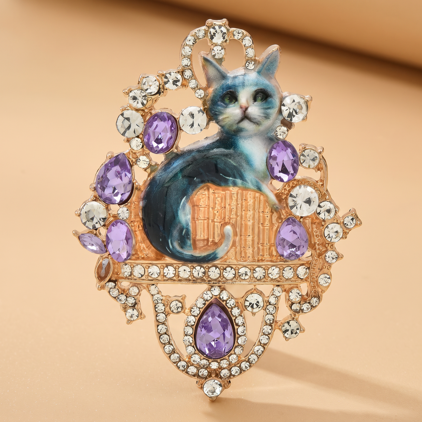 Broche Chat en cristal, bijou vintage Alyvoa tenue à la main · Bleu