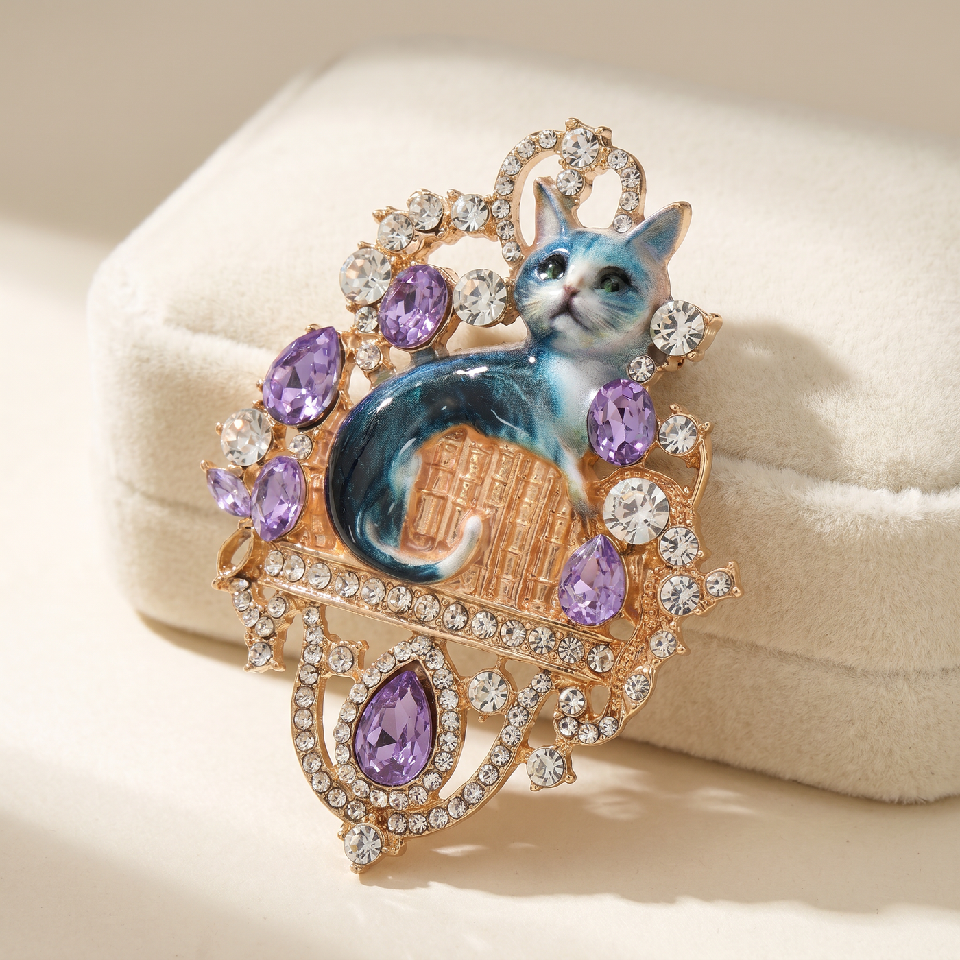 Broche Chat en cristal, bijou vintage Alyvoa présentée sur un coussin · Bleu