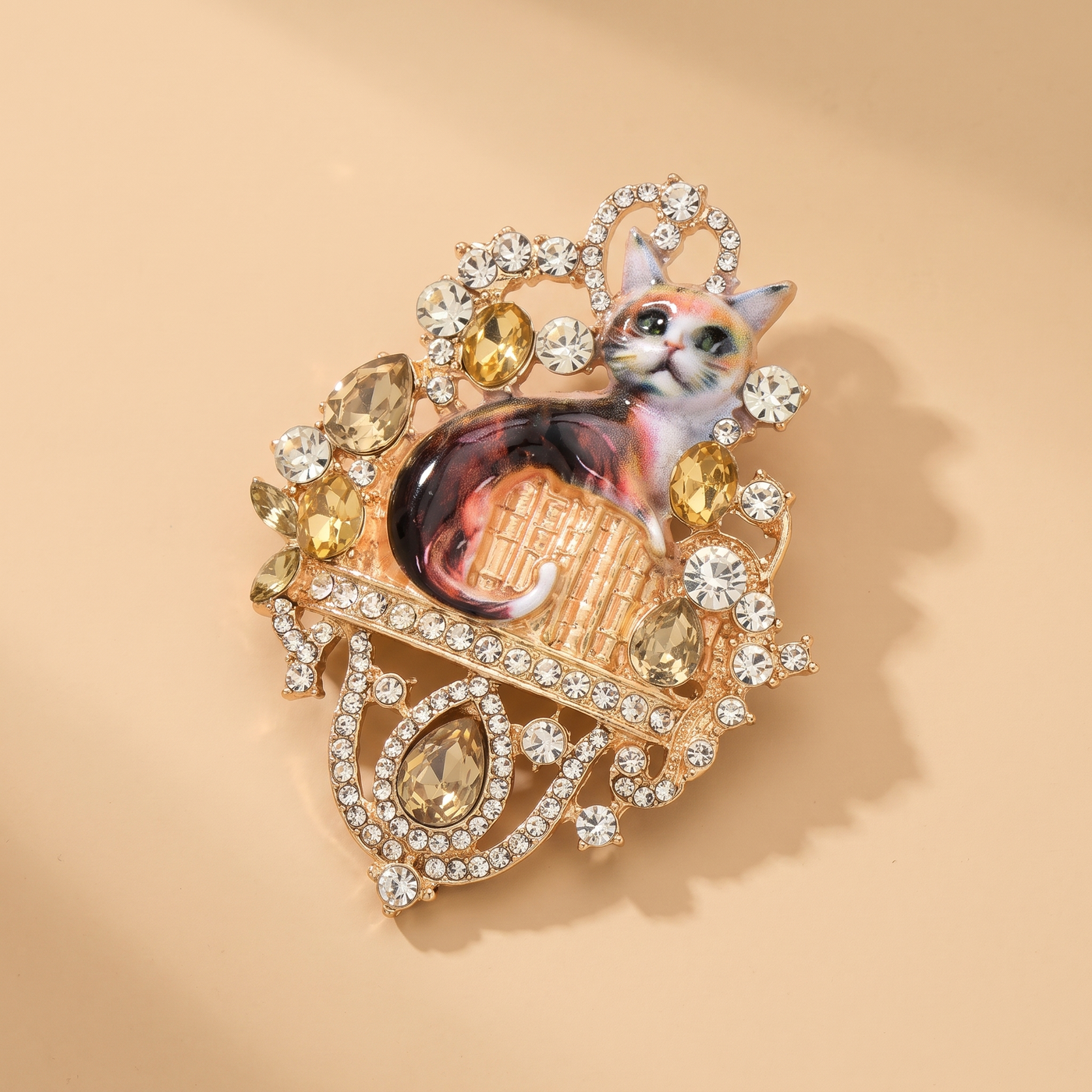 Broche Chat en cristal, bijou vintage Alyvoa en situation · Marron