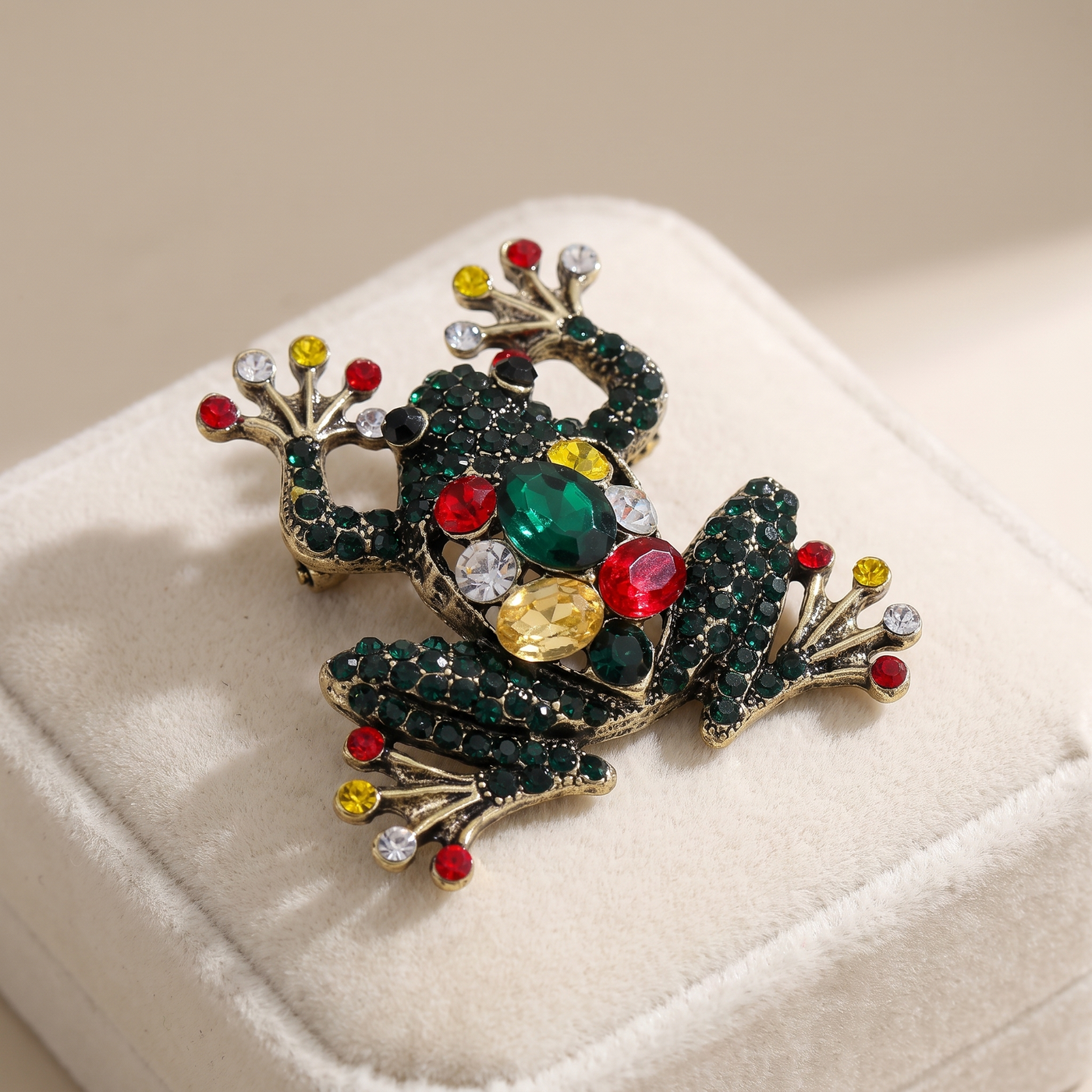 Broche Grenouille en cristal, bijou vintage Alyvoa tenue à la main