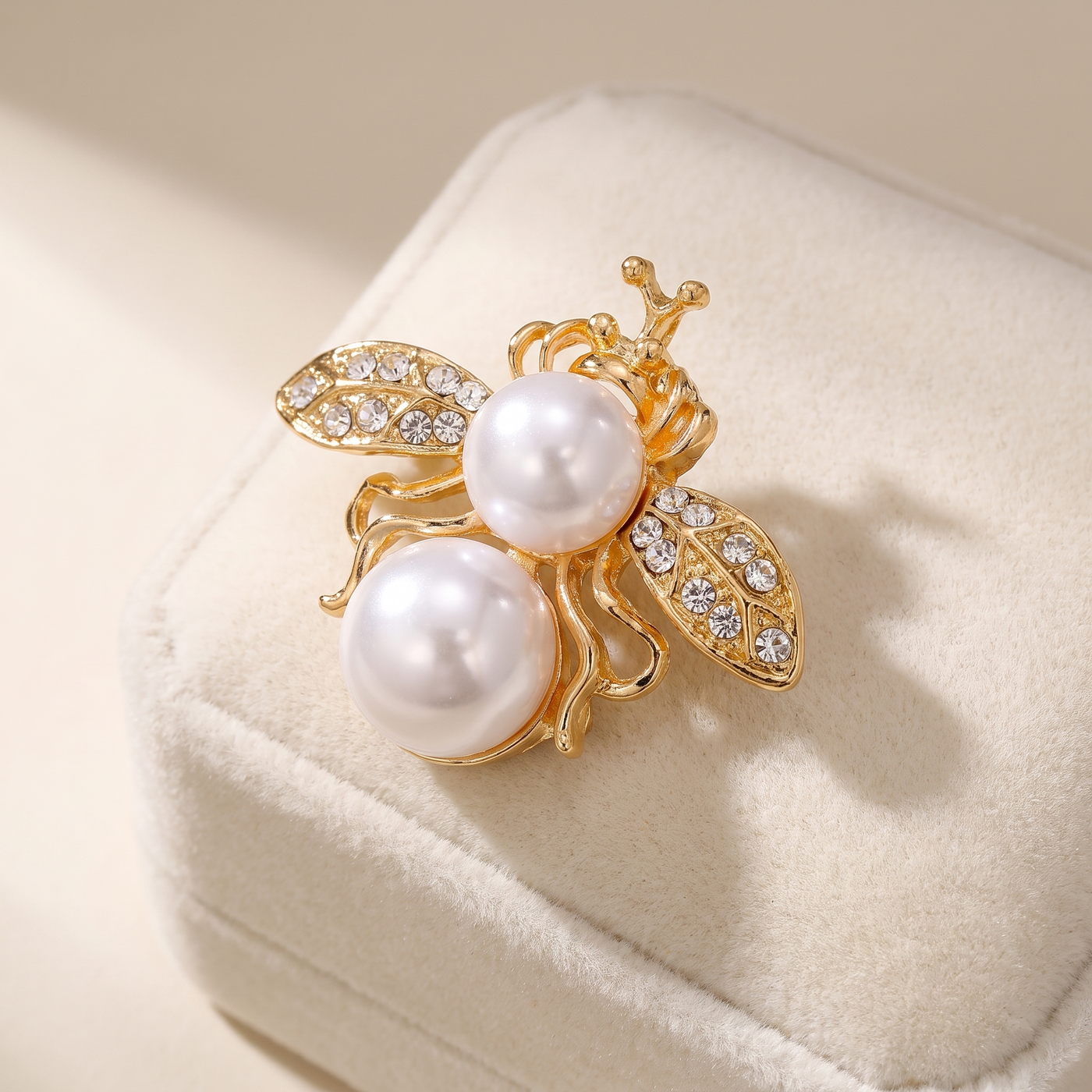 Broche Abeille en perles & cristal, bijou vintage Alyvoa tenue à la main