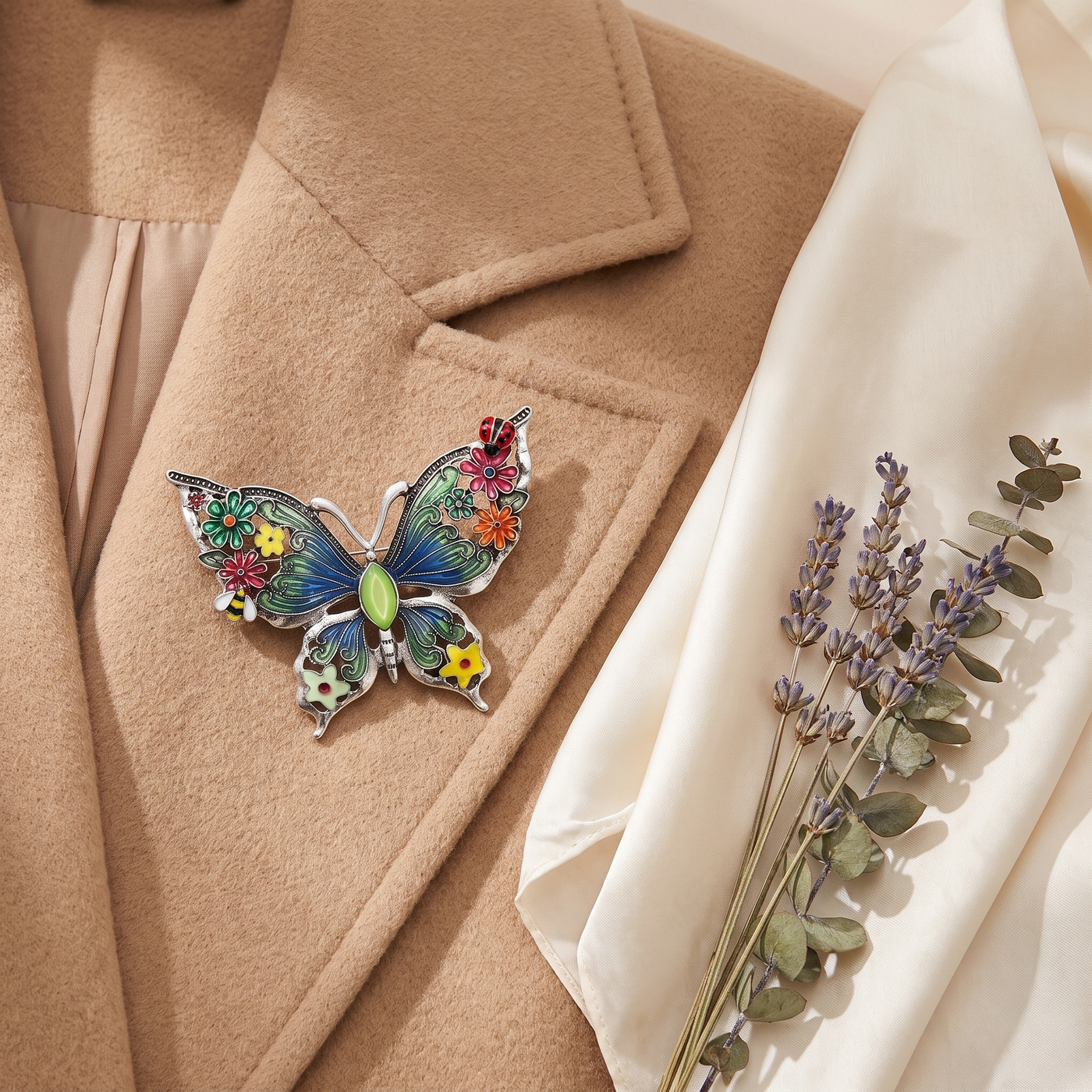 Broche Papillon en émail, bijou vintage Alyvoa tenue à la main · Vert