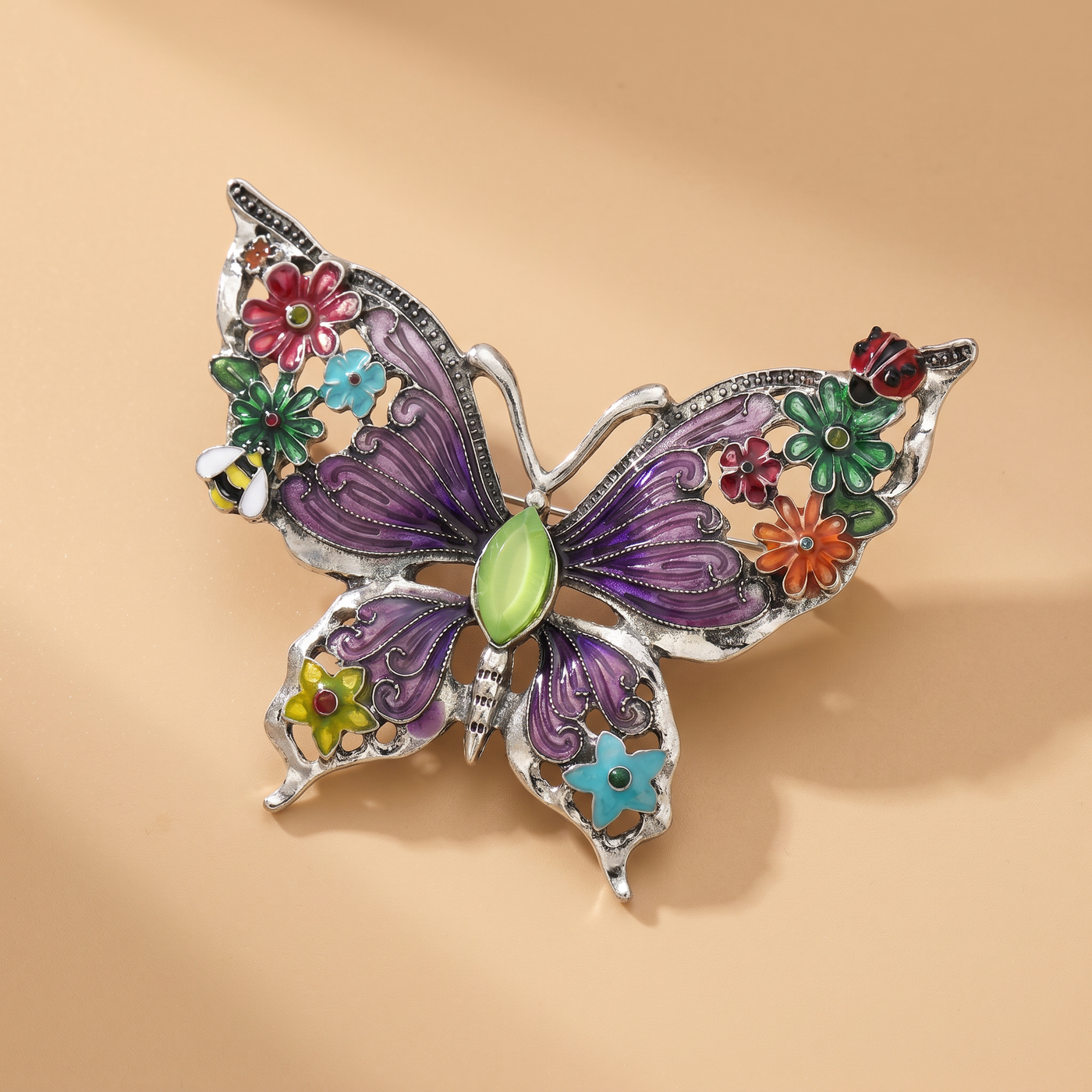 Broche Papillon en émail, bijou vintage Alyvoa portée sur un revers · Violet