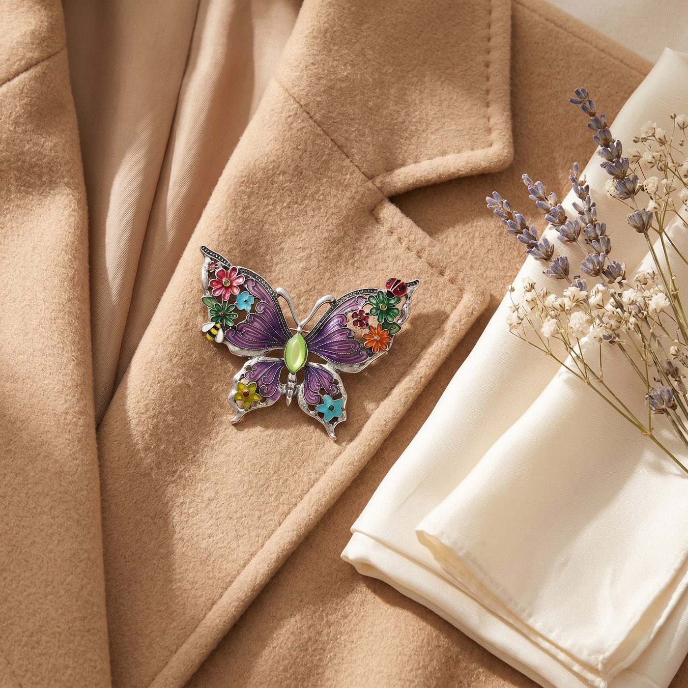 Broche Papillon en émail, bijou vintage Alyvoa en situation · Violet