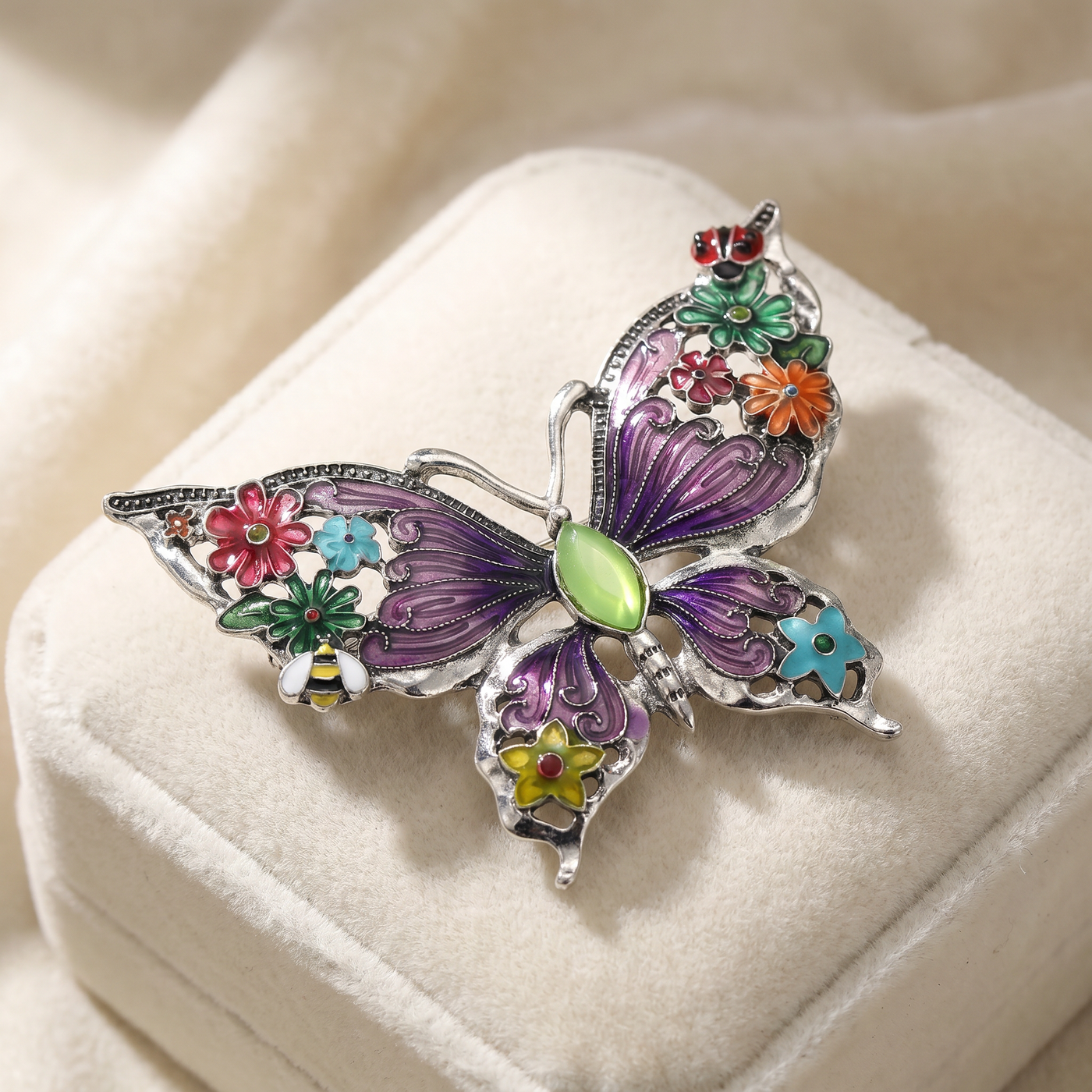 Broche Papillon en émail, bijou vintage Alyvoa vue en gros plan · Violet