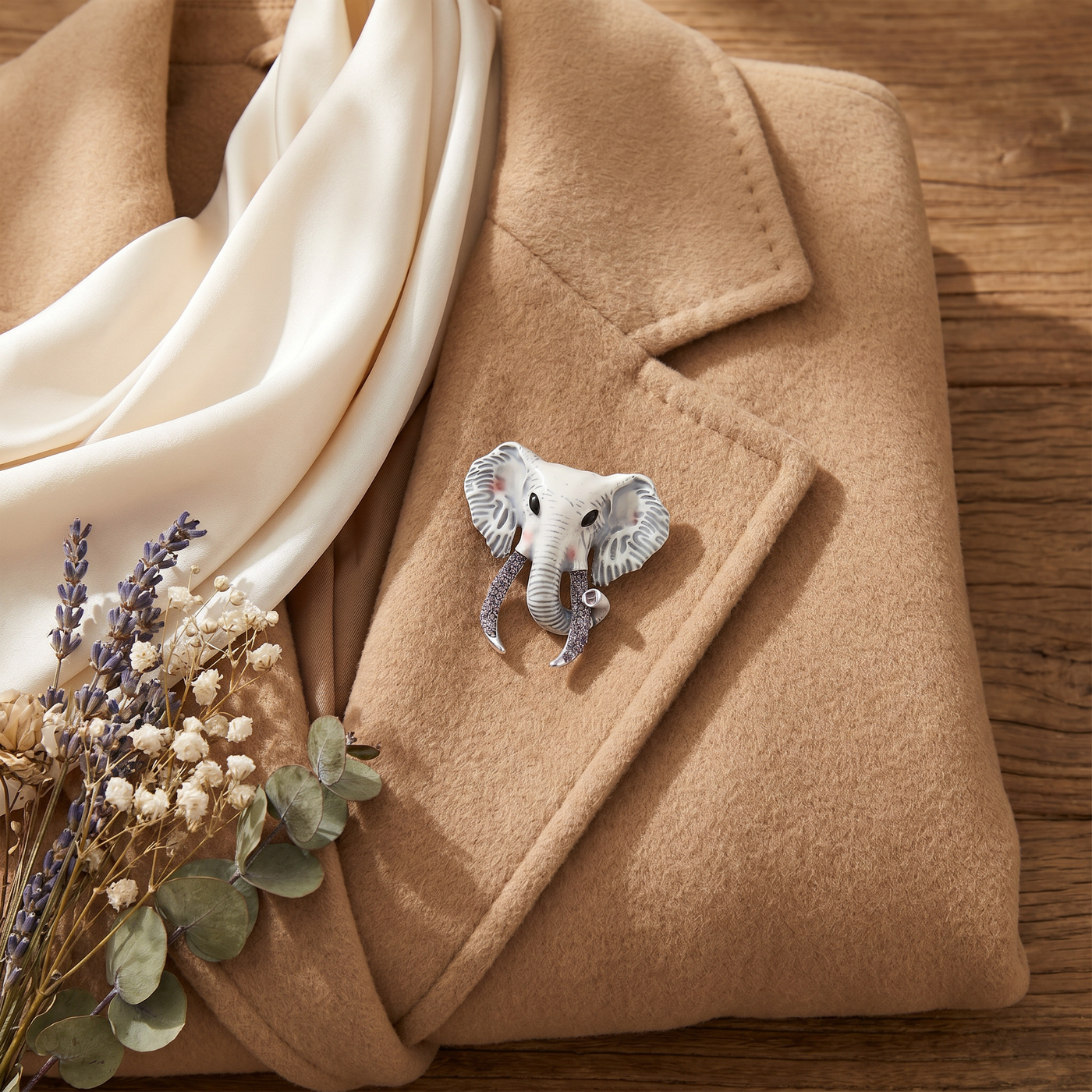 Broche Éléphant en émail, bijou vintage Alyvoa tenue à la main · Blanc
