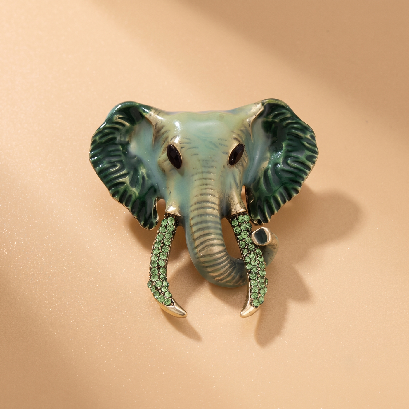 Broche Éléphant en émail, bijou vintage Alyvoa portée sur un revers · Vert