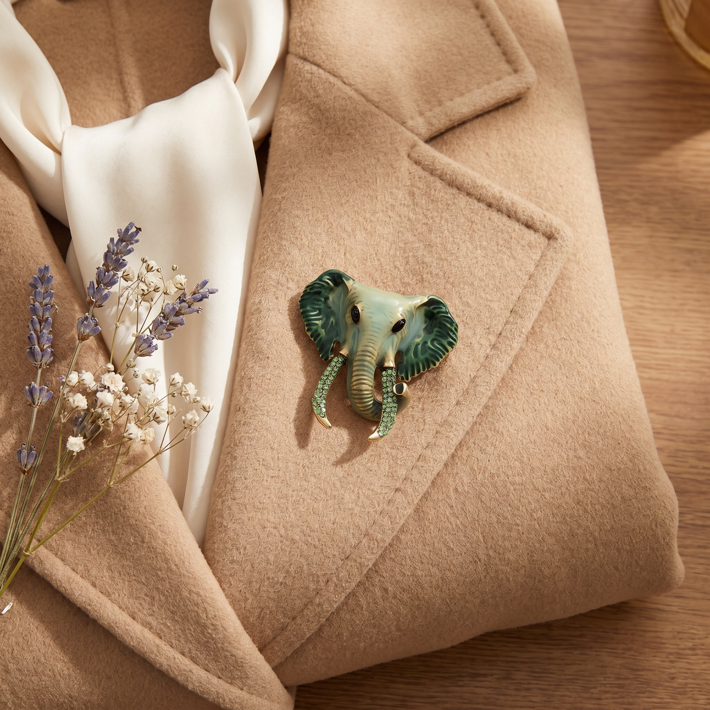 Broche Éléphant en émail, bijou vintage Alyvoa en situation · Vert