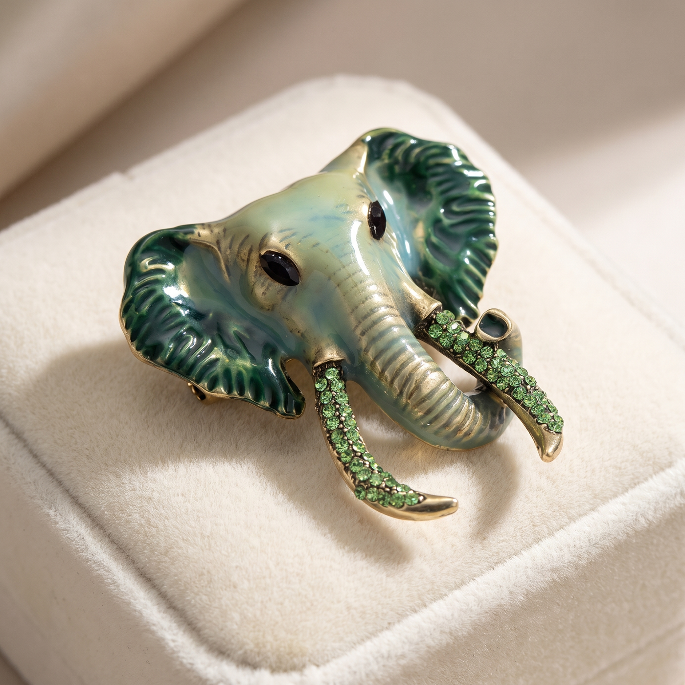 Broche Éléphant en émail, bijou vintage Alyvoa vue en gros plan · Vert