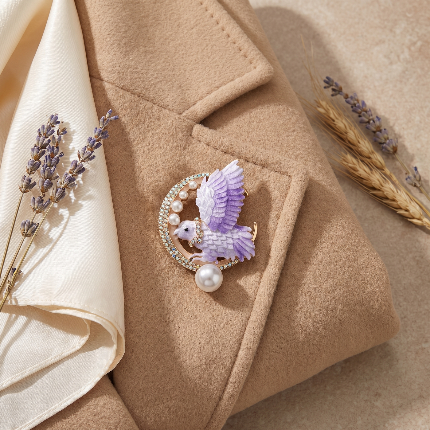 Broche Oiseau en émail, bijou vintage Alyvoa présentée sur un coussin · Violet