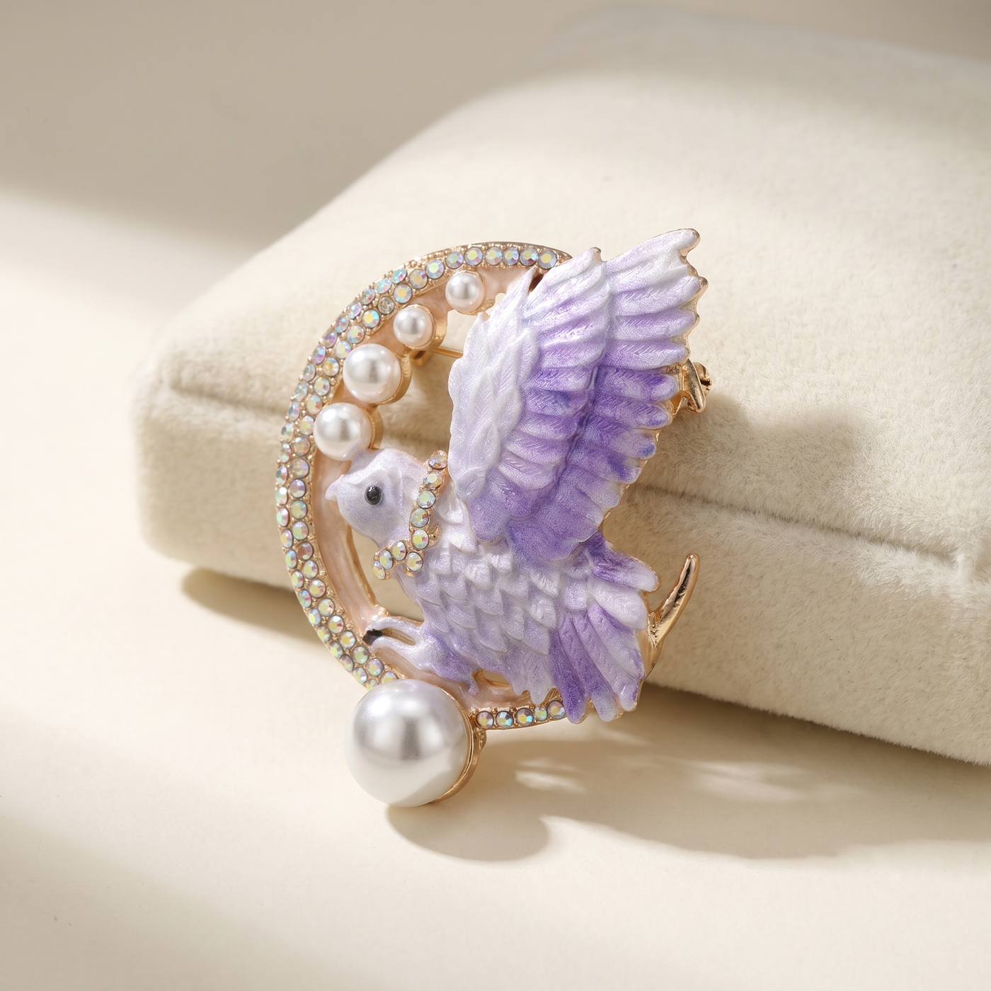Broche Oiseau en émail, bijou vintage Alyvoa tenue à la main · Violet