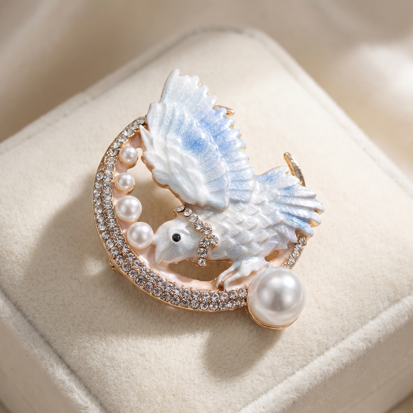 Broche Oiseau en émail, bijou vintage Alyvoa en situation · Bleu