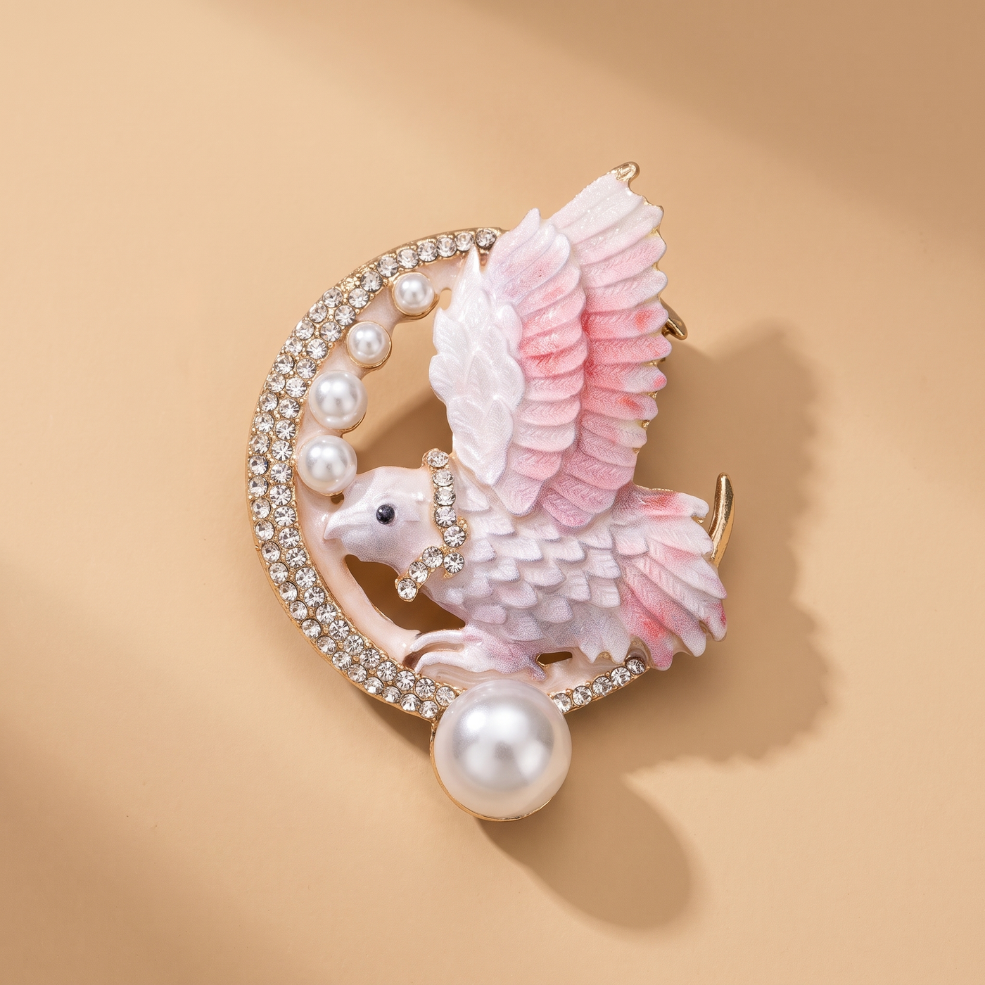 Broche Oiseau en émail, bijou vintage Alyvoa tenue à la main · Rose