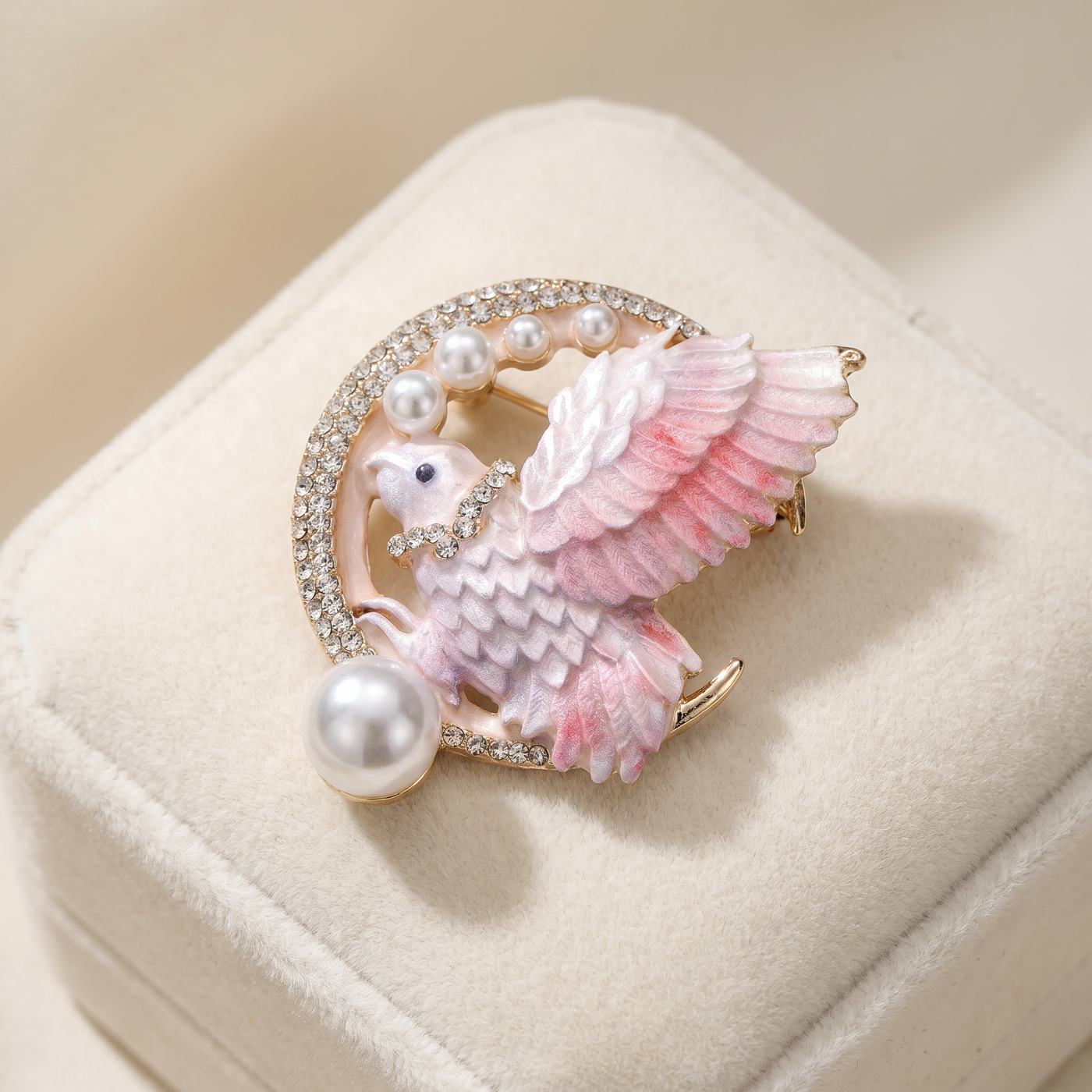 Broche Oiseau en émail, bijou vintage Alyvoa présentée sur un coussin · Rose