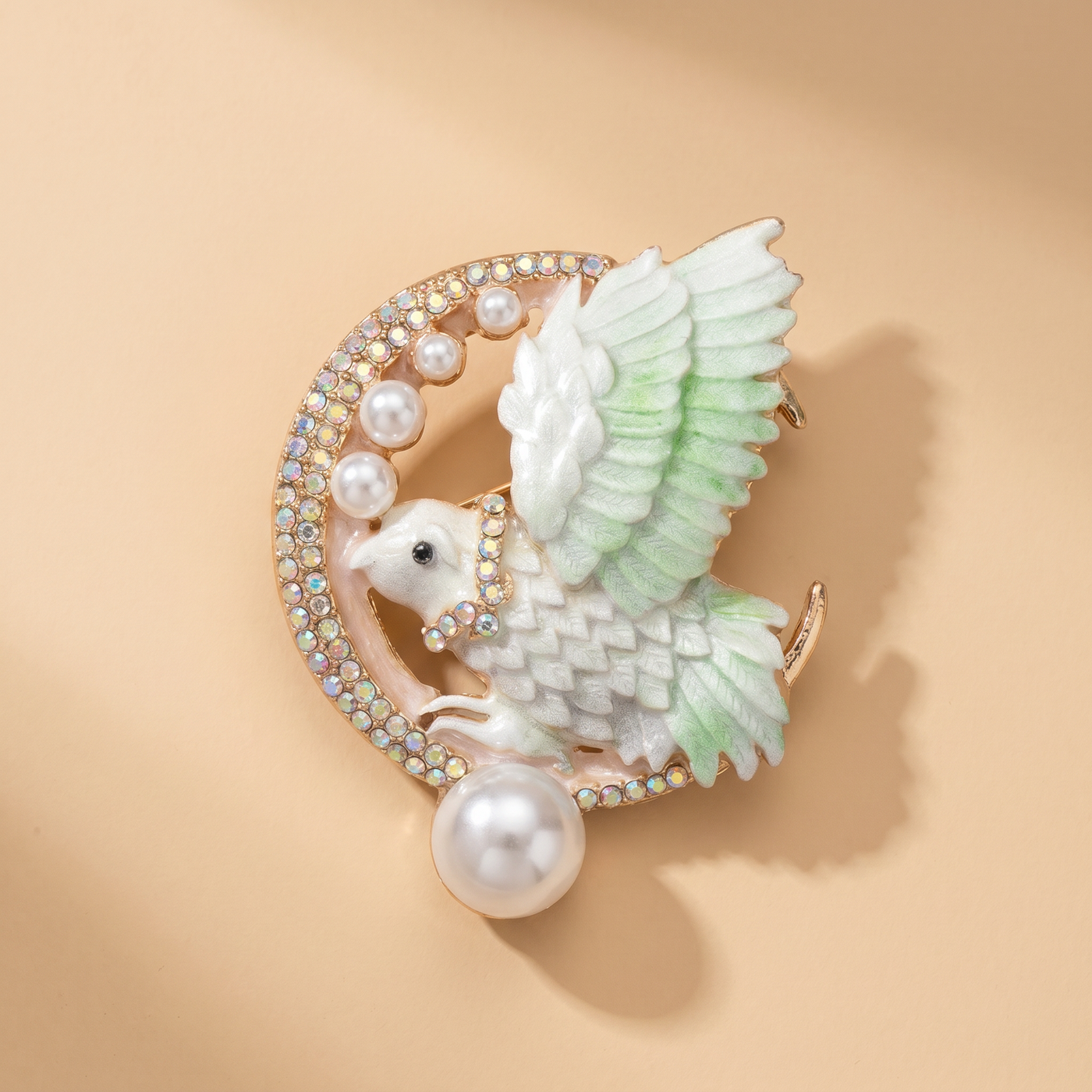 Broche Oiseau en émail, bijou vintage Alyvoa en situation · Vert
