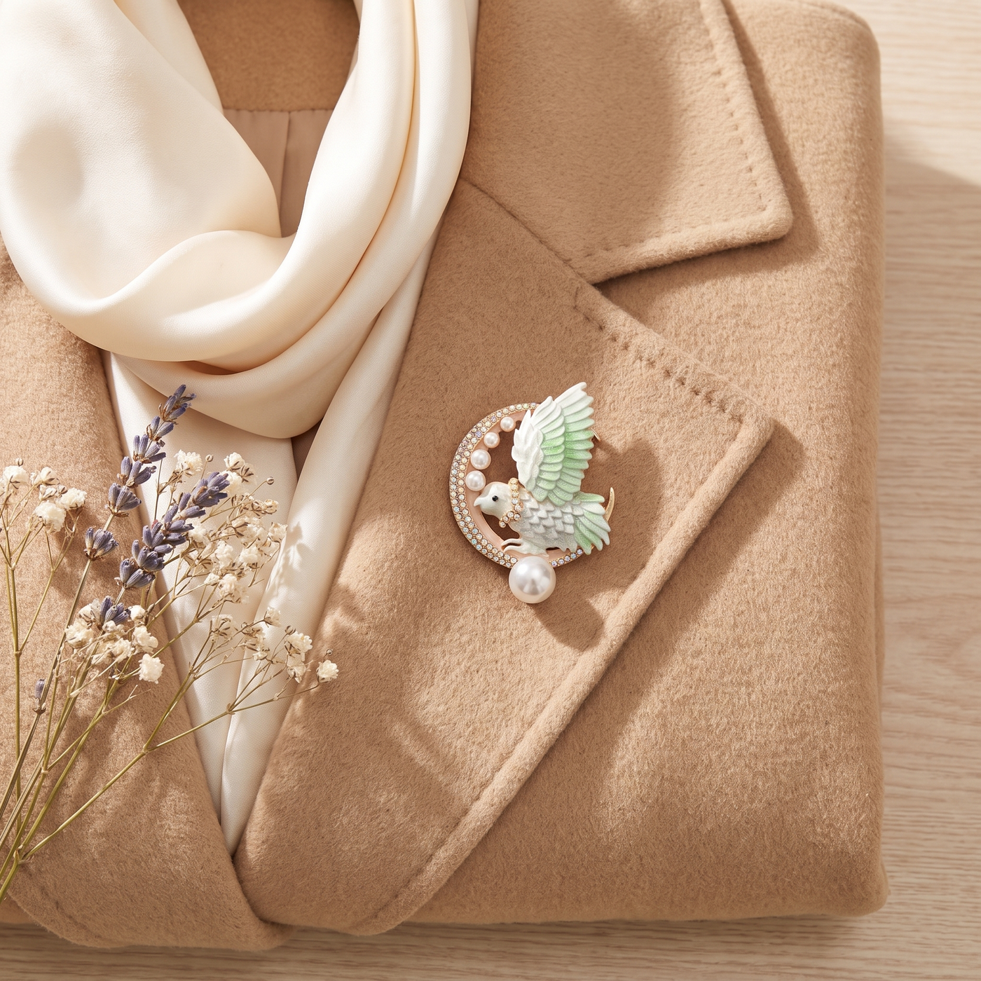 Broche Oiseau en émail, bijou vintage Alyvoa portée sur un revers · Vert
