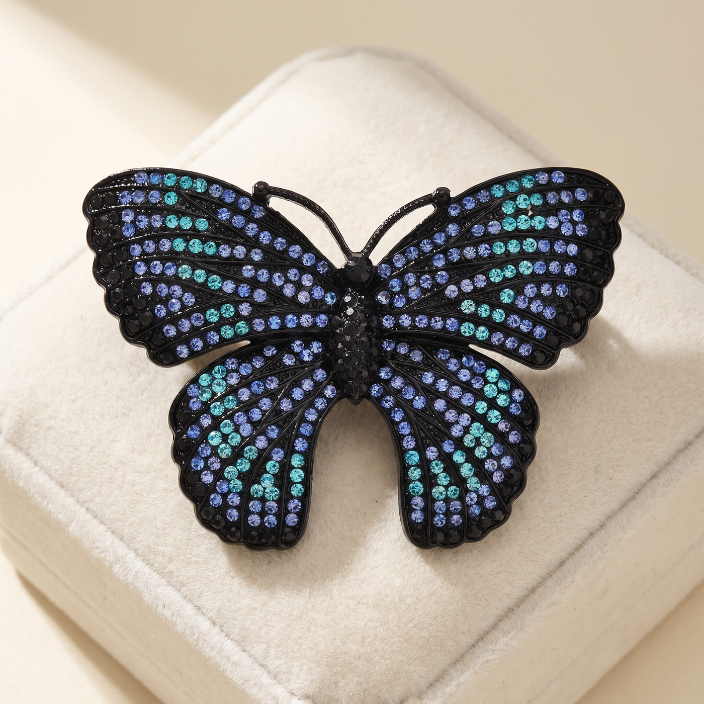 Broche Papillon en cristal, bijou vintage Alyvoa tenue à la main · Bleu