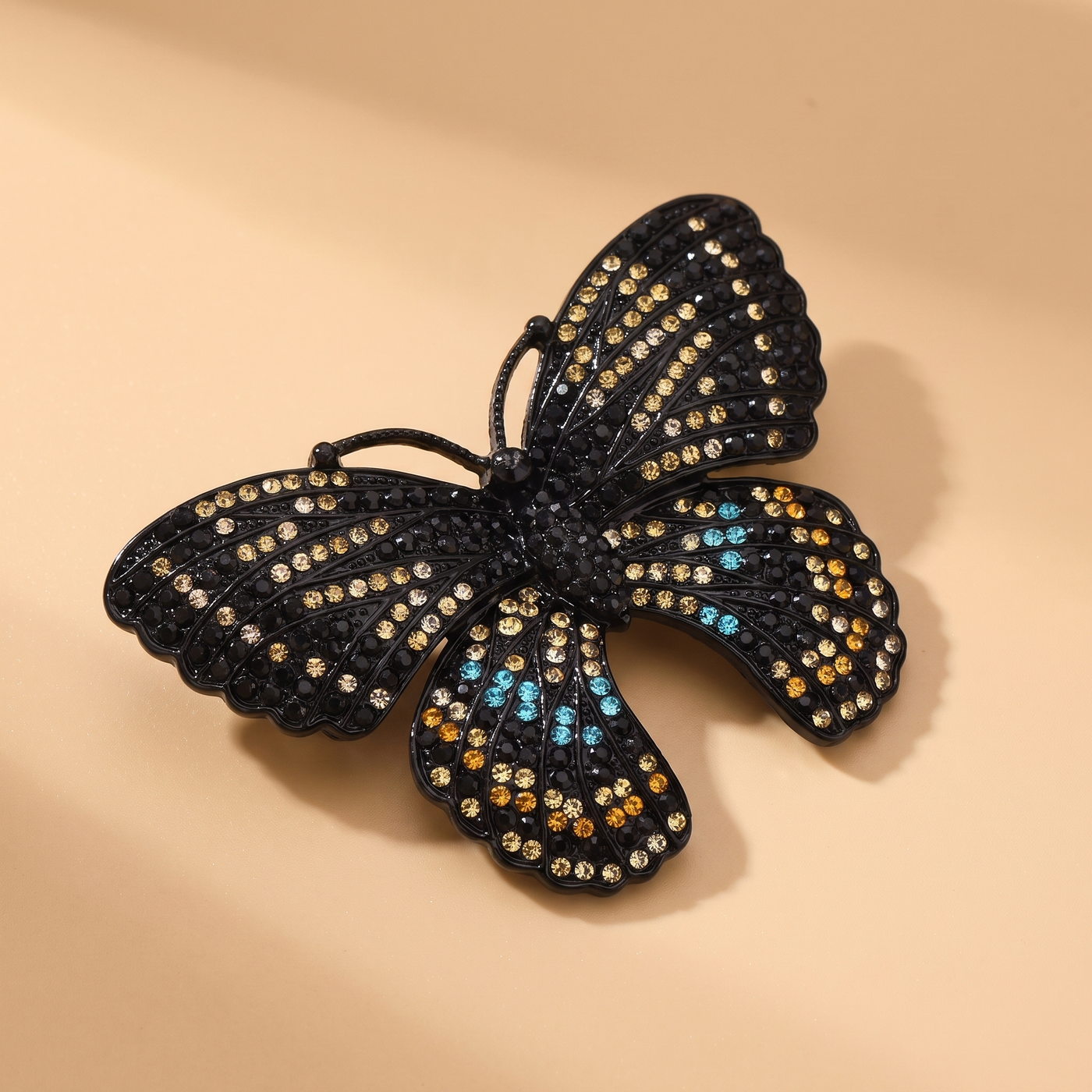 Broche Papillon en cristal, bijou vintage Alyvoa portée sur un revers · Jaune