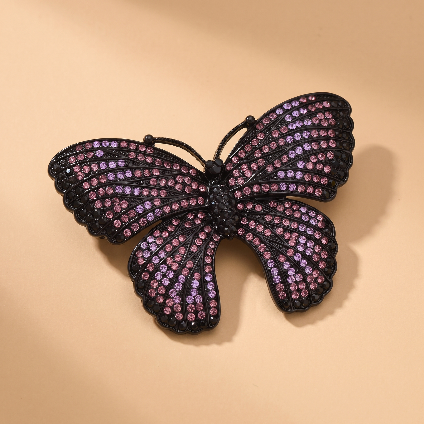 Broche Papillon en cristal, bijou vintage Alyvoa tenue à la main · Rose