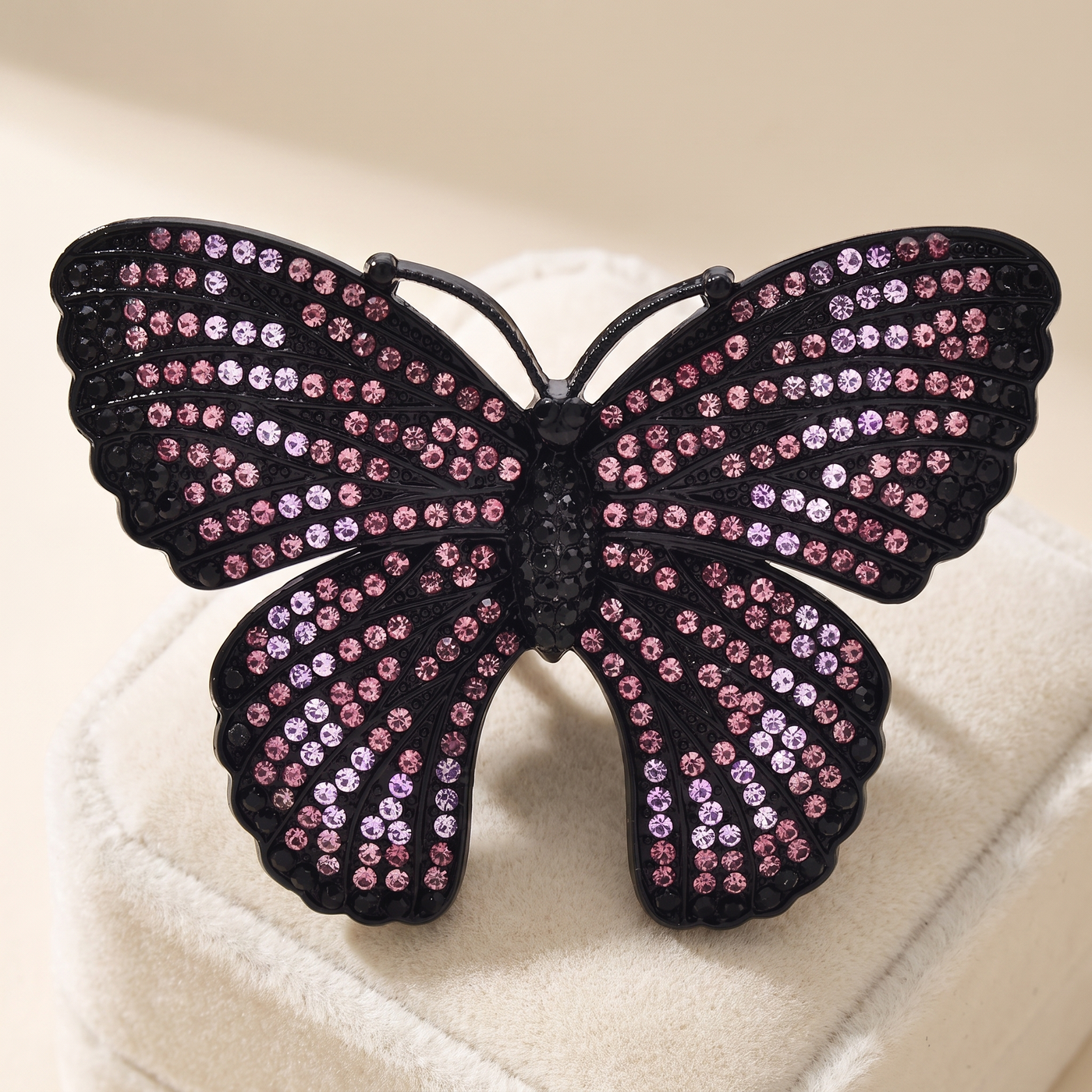 Broche Papillon en cristal, bijou vintage Alyvoa portée sur un revers · Rose