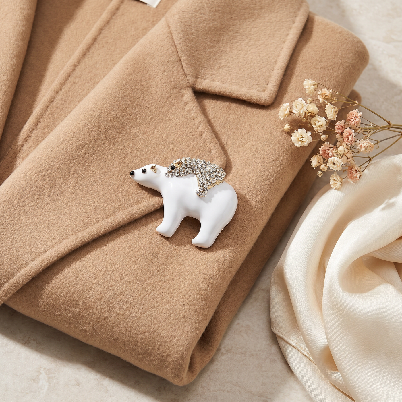 Broche Ours en cristal, bijou vintage Alyvoa portée sur un revers