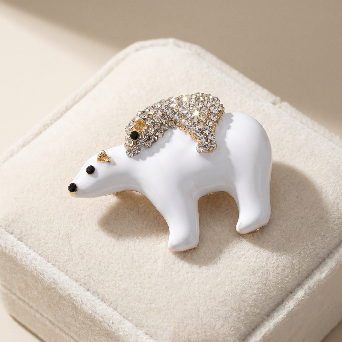Broche Ours en cristal, bijou vintage Alyvoa tenue à la main