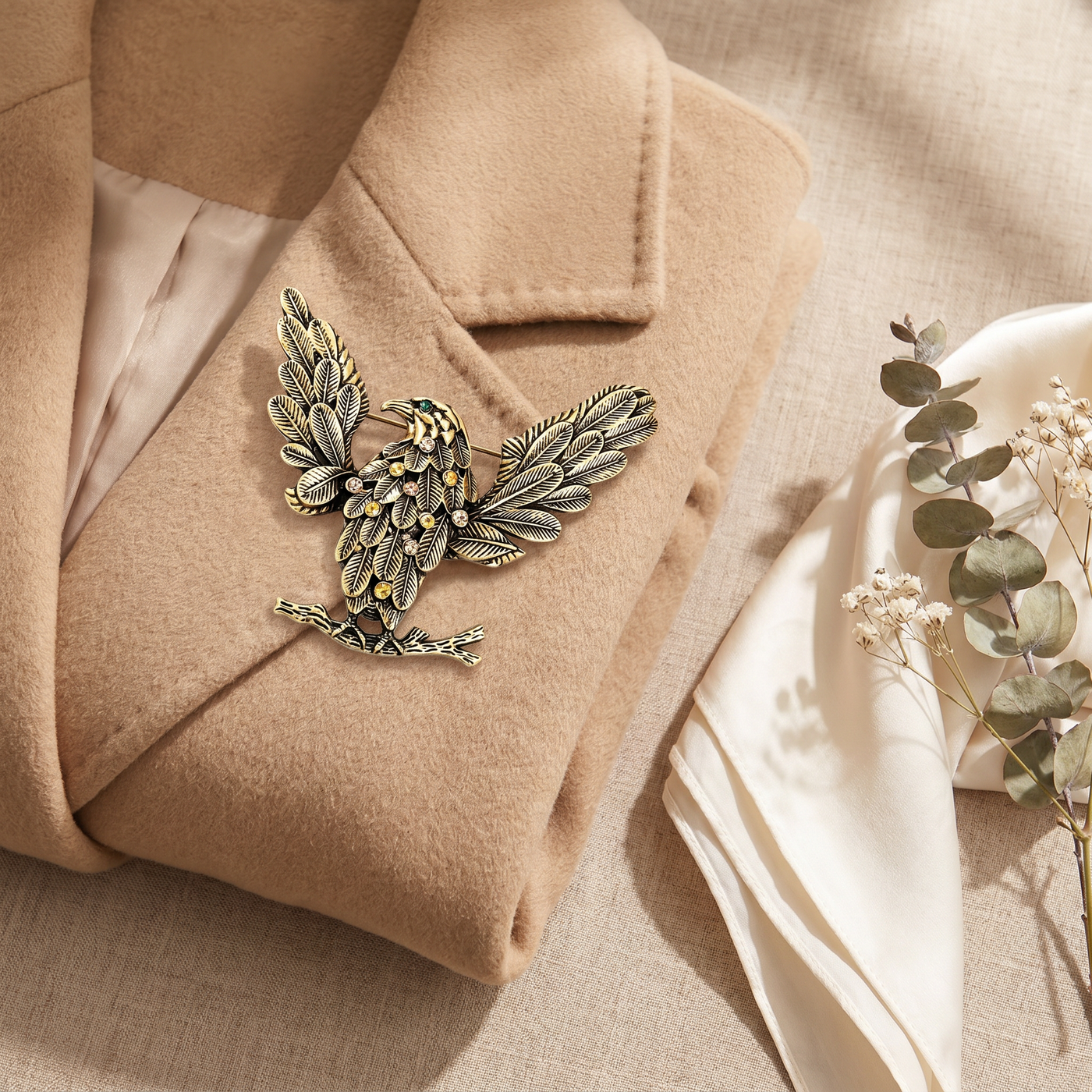Broche Aigle en cristal, bijou vintage Alyvoa tenue à la main · Doré