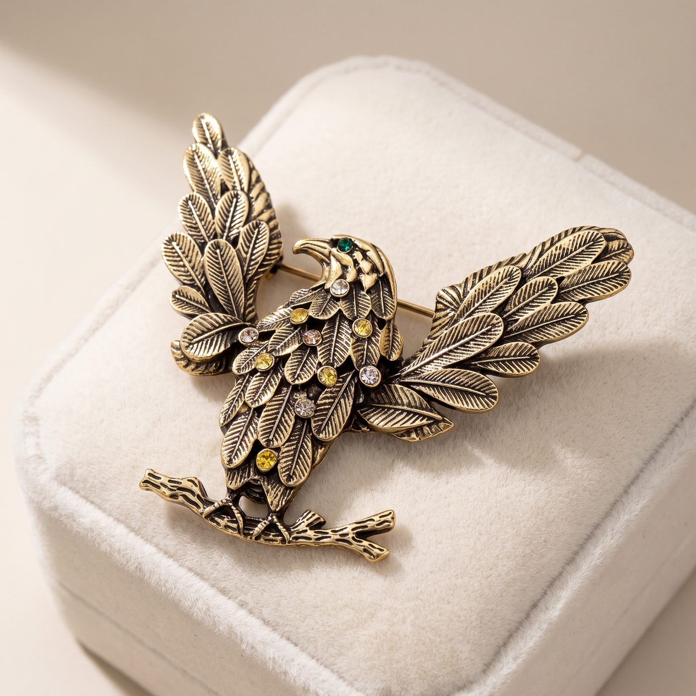 Broche Aigle en cristal, bijou vintage Alyvoa présentée sur un coussin · Doré