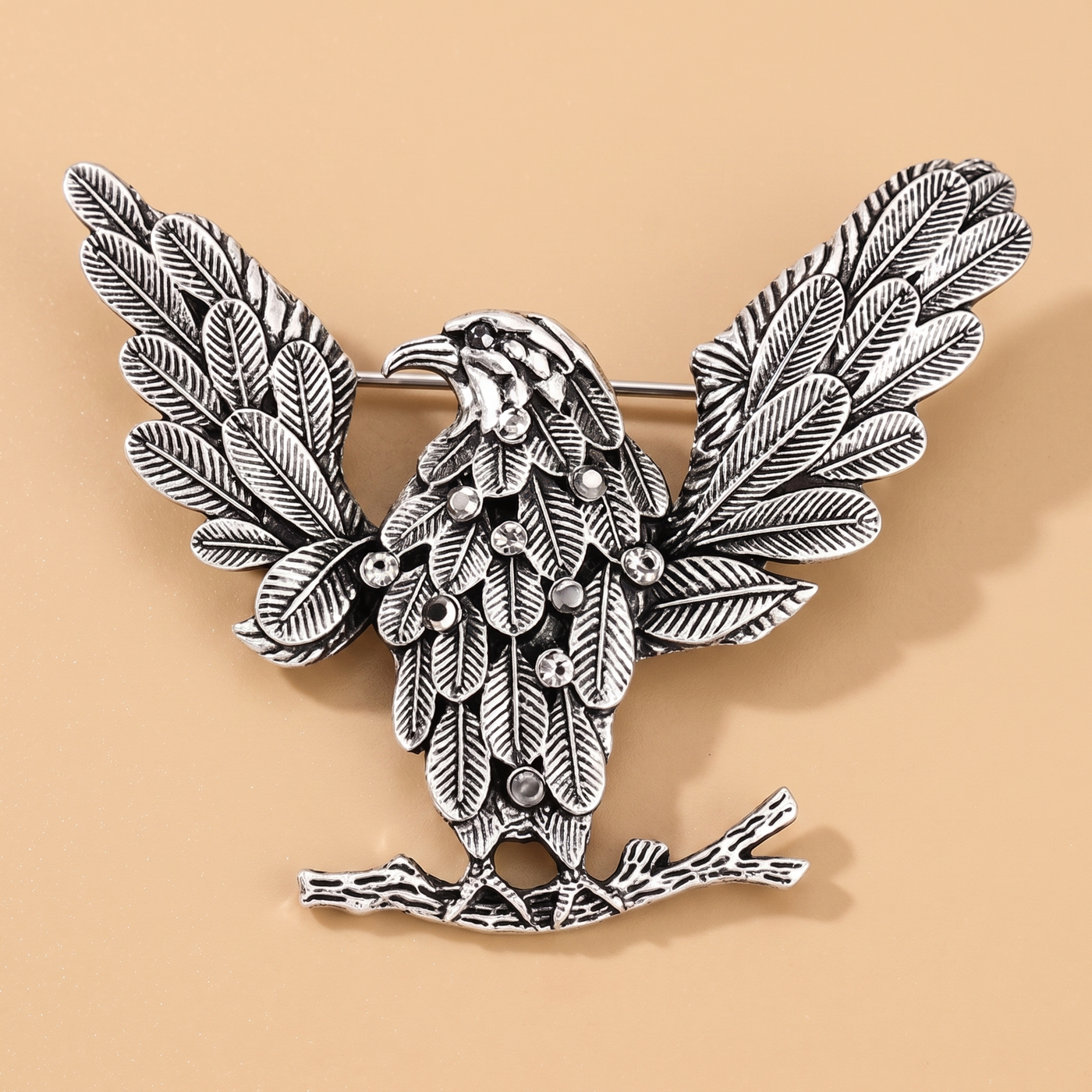 Broche Aigle en cristal, bijou vintage Alyvoa portée sur un revers · Argenté