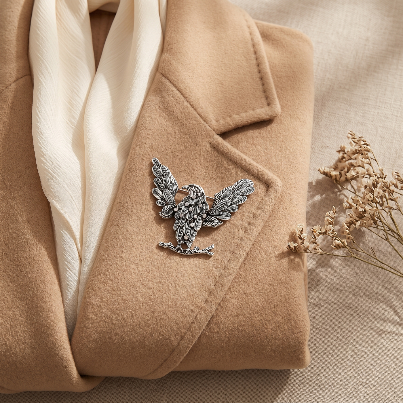Broche Aigle en cristal, bijou vintage Alyvoa en situation · Argenté
