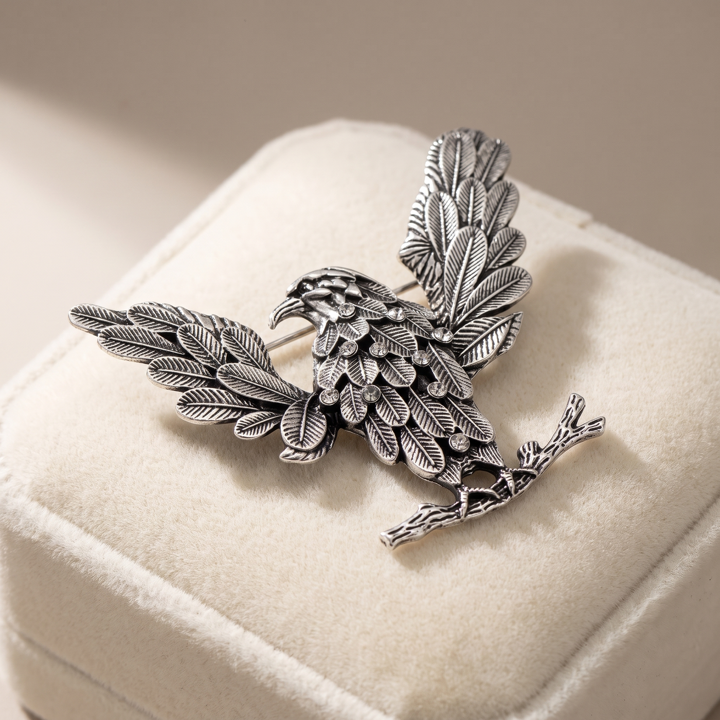 Broche Aigle en cristal, bijou vintage Alyvoa vue en gros plan · Argenté